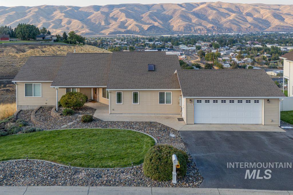 1724 Ridgeview Dr., Clarkston, Washington 99403, 4 Bedrooms, 4 Bathrooms, Residential For Sale, Price $615,000,MLS 98957900