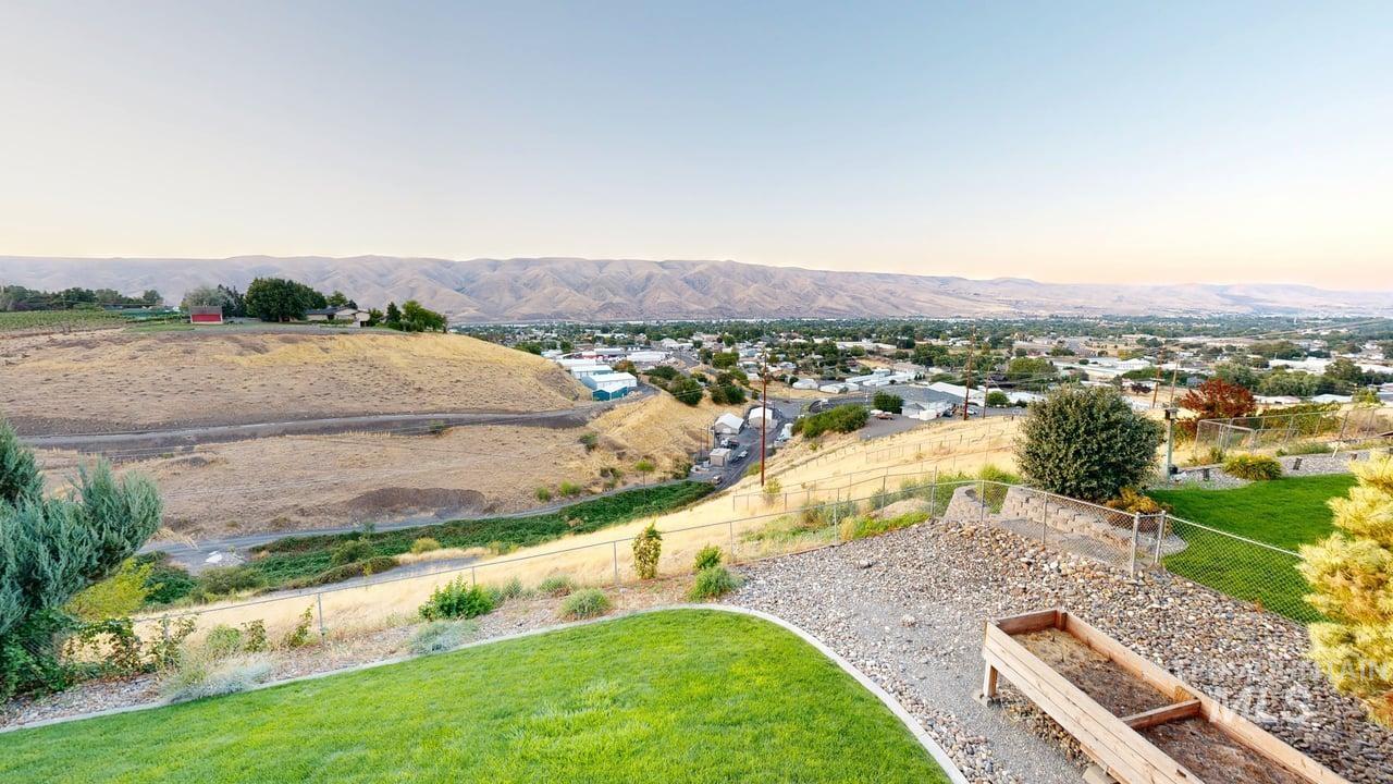 1724 Ridgeview Dr., Clarkston, Washington 99403, 4 Bedrooms, 4 Bathrooms, Residential For Sale, Price $615,000,MLS 98957900