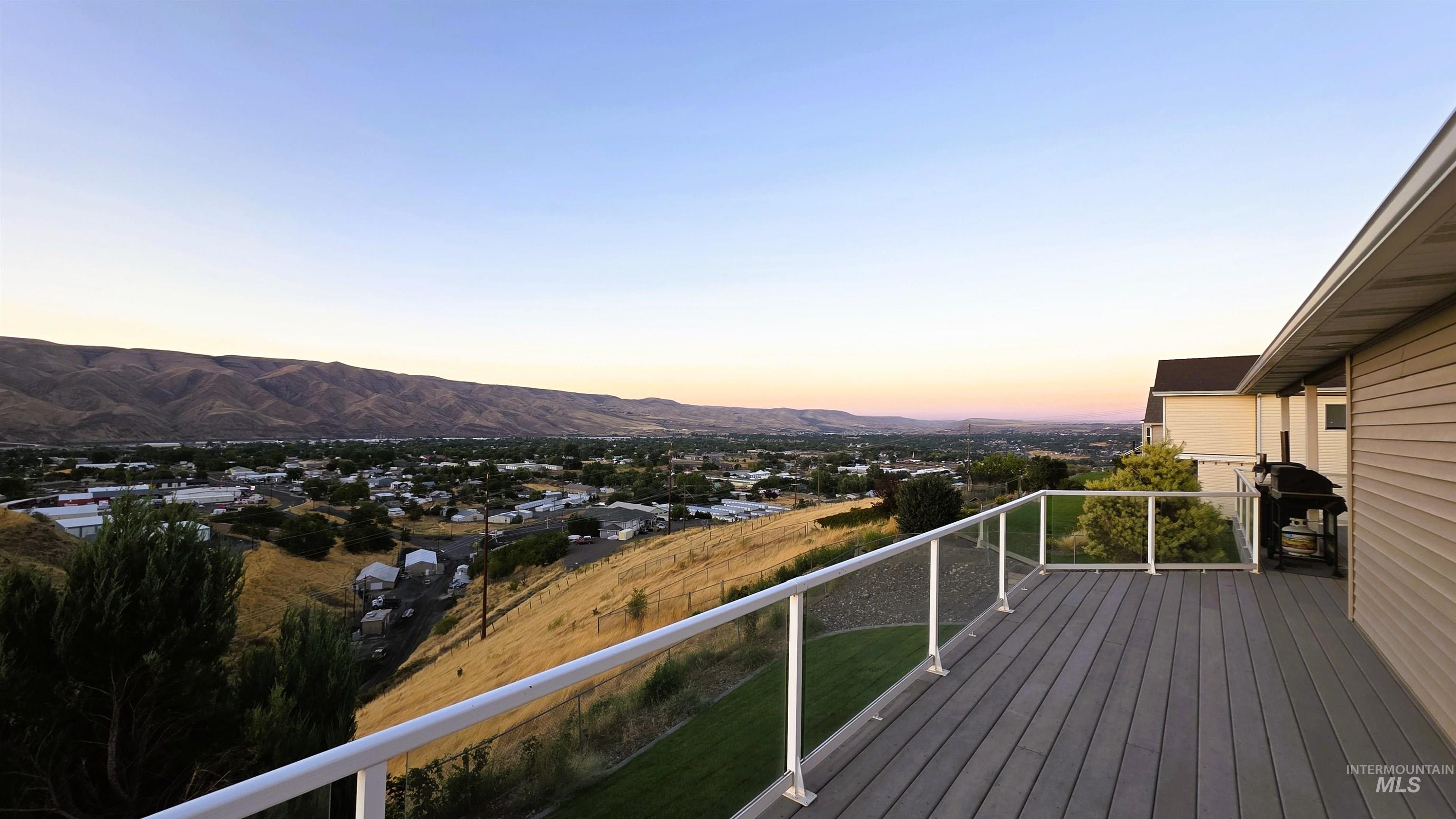 1724 Ridgeview Dr., Clarkston, Washington 99403, 4 Bedrooms, 4 Bathrooms, Residential For Sale, Price $615,000,MLS 98957900