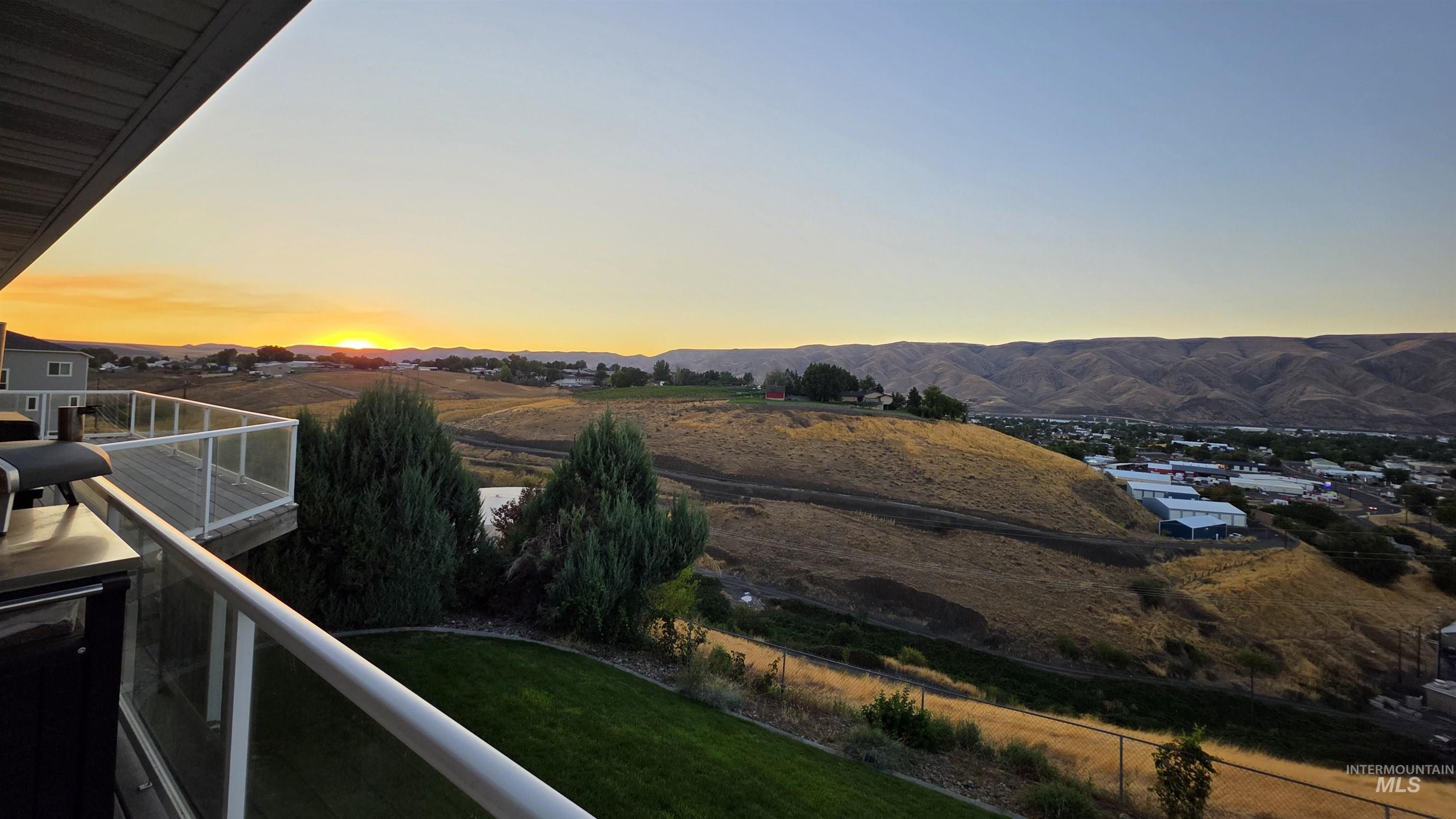 1724 Ridgeview Dr., Clarkston, Washington 99403, 4 Bedrooms, 4 Bathrooms, Residential For Sale, Price $615,000,MLS 98957900