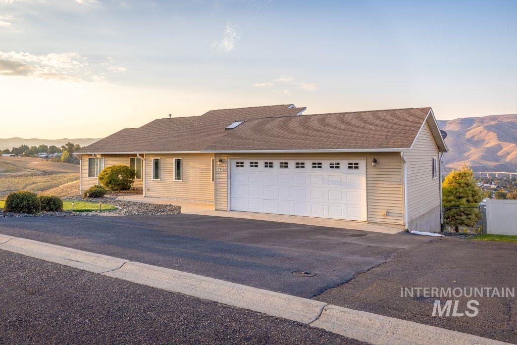 1724 Ridgeview Dr., Clarkston, Washington 99403, 4 Bedrooms, 4 Bathrooms, Residential For Sale, Price $615,000,MLS 98957900