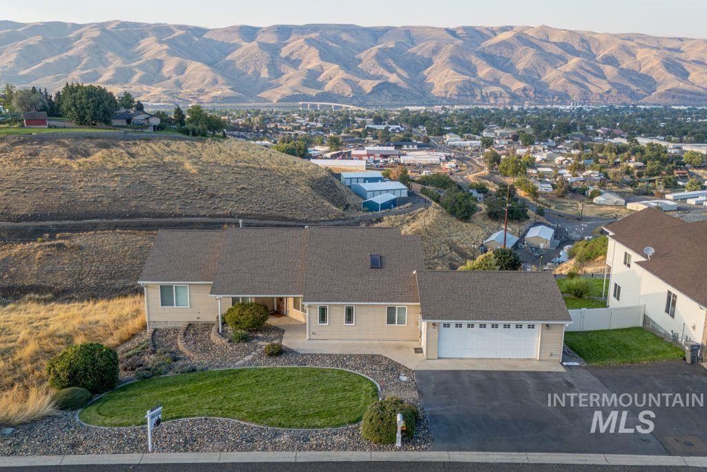 1724 Ridgeview Dr., Clarkston, Washington 99403, 4 Bedrooms, 4 Bathrooms, Residential For Sale, Price $615,000,MLS 98957900