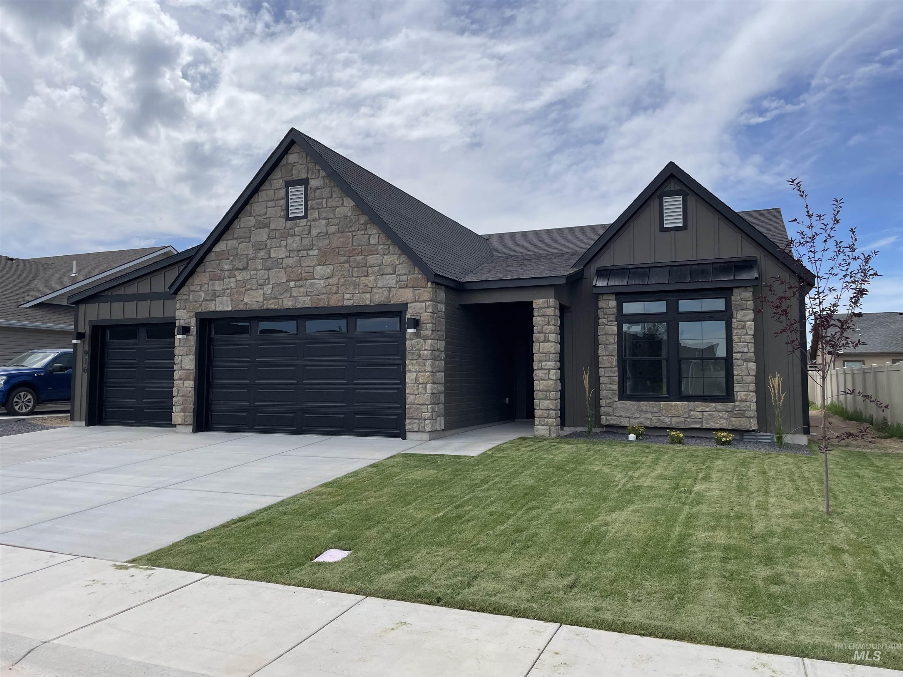 916 Kenbrook Loop, Twin Falls, Idaho 83301-4891, 4 Bedrooms, 2 Bathrooms, Residential For Sale, Price $499,900,MLS 98957965