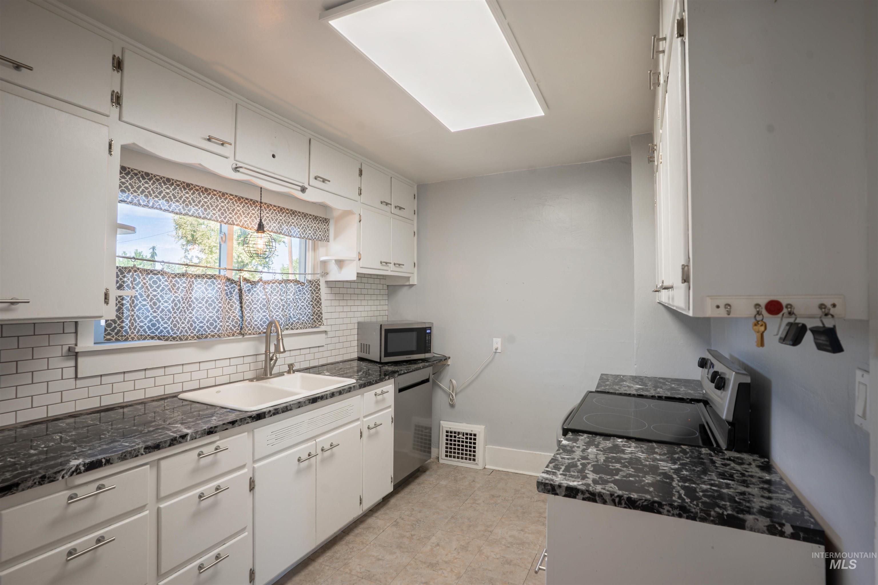 1206 9th Ave East, Twin Falls, Idaho 83301, 3 Bedrooms, 1 Bathroom, Residential For Sale, Price $295,000, 98958030