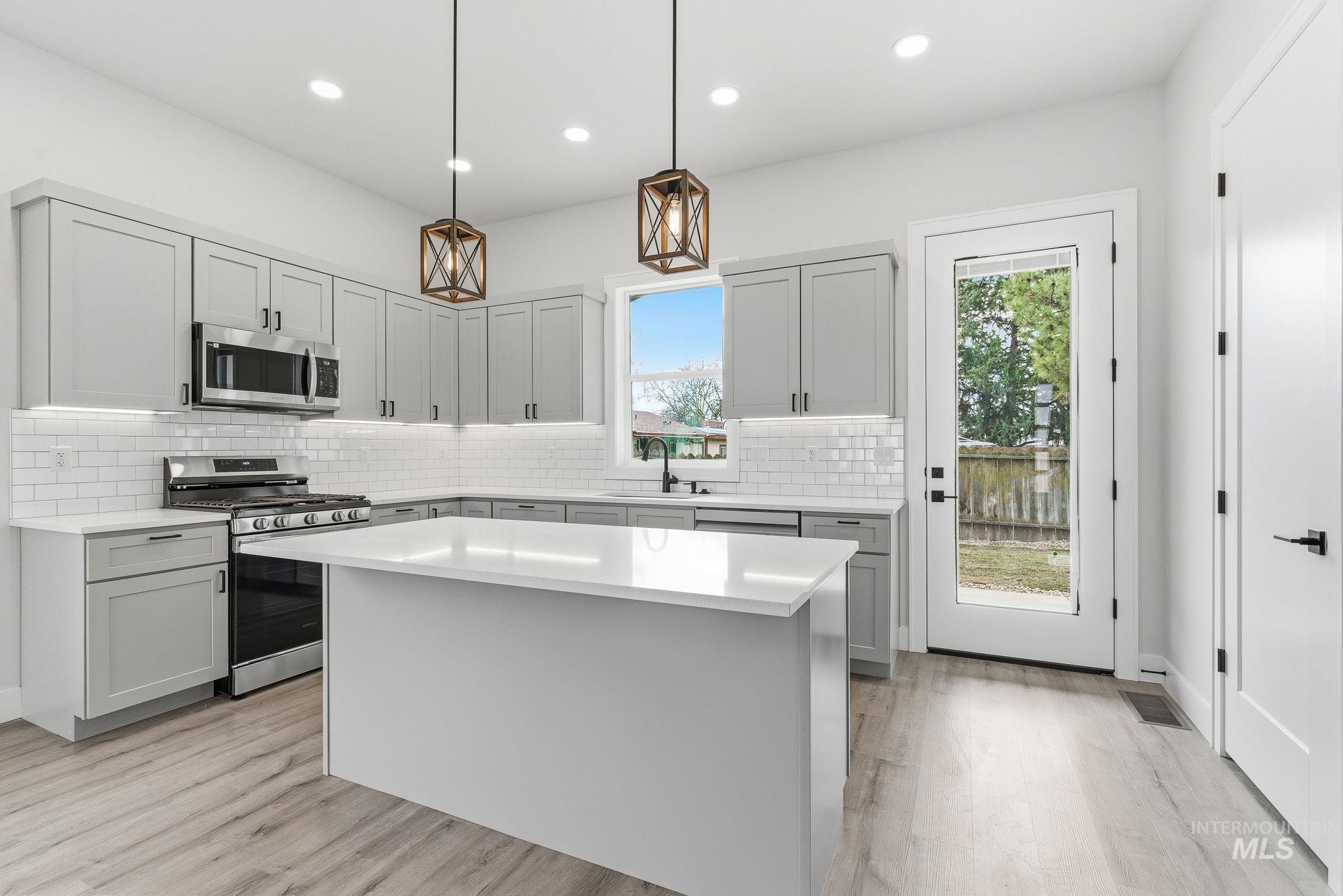 6821 W Ustick, Boise, Idaho 83704, 3 Bedrooms, 2.5 Bathrooms, Residential For Sale, Price $569,900, 98958098