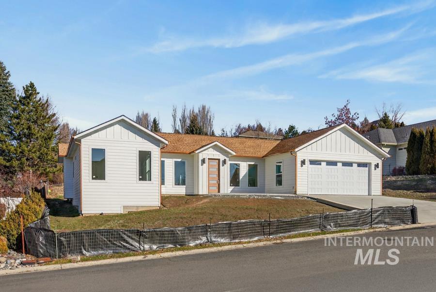 780 Victoria Dr., Moscow, Idaho 83843-3234, 3 Bedrooms, 2 Bathrooms, Residential For Sale, Price $639,000, 98958449