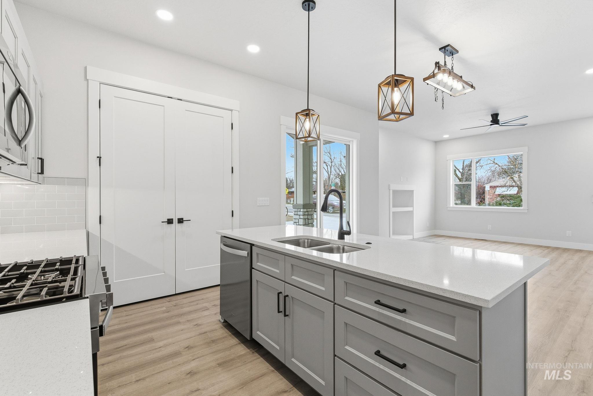 6817 W Ustick, Boise, Idaho 83704, 3 Bedrooms, 2.5 Bathrooms, Residential For Sale, Price $585,900,MLS 98958473