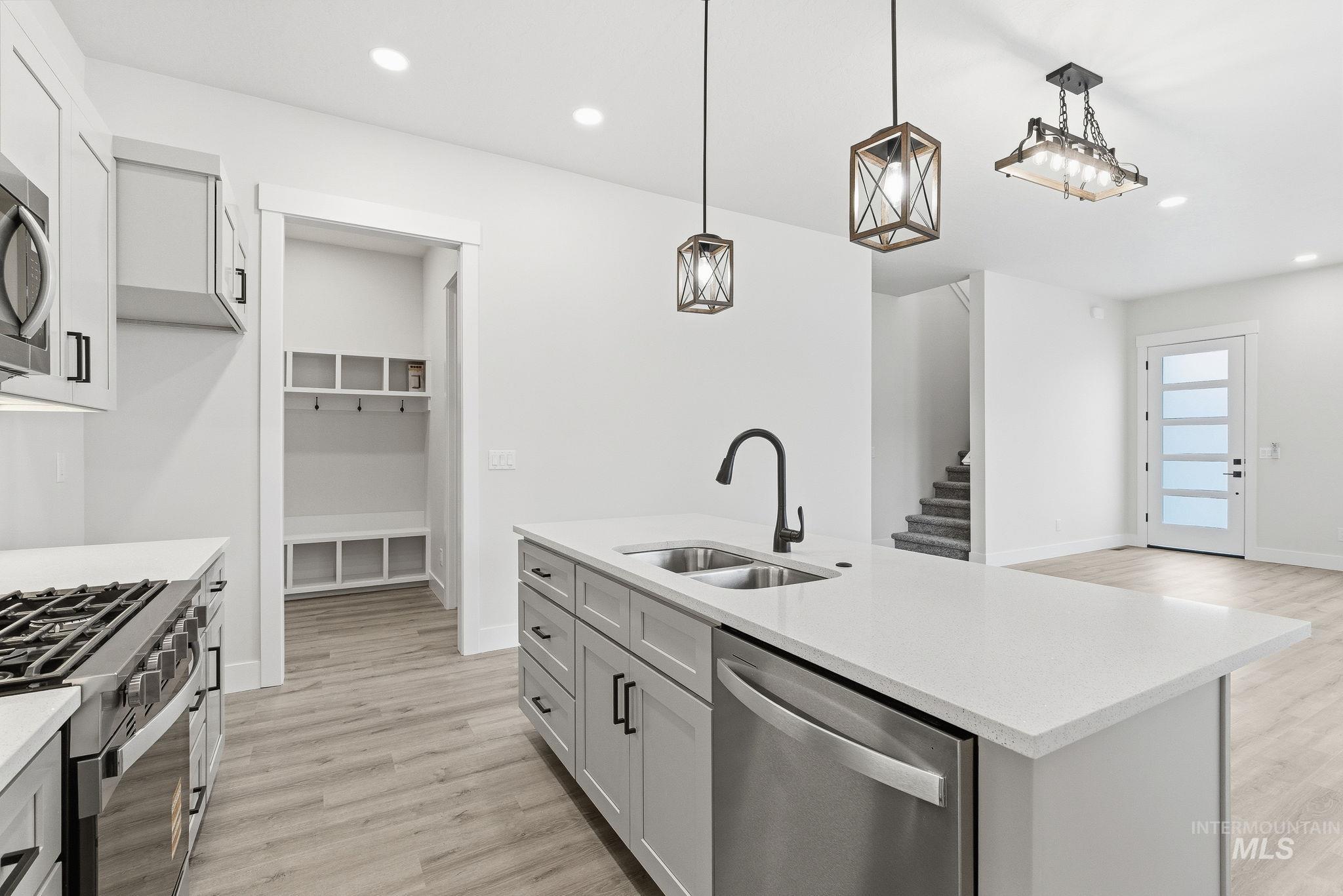 6829 W Ustick, Boise, Idaho 83704, 3 Bedrooms, 2.5 Bathrooms, Residential For Sale, Price $585,900,MLS 98958478