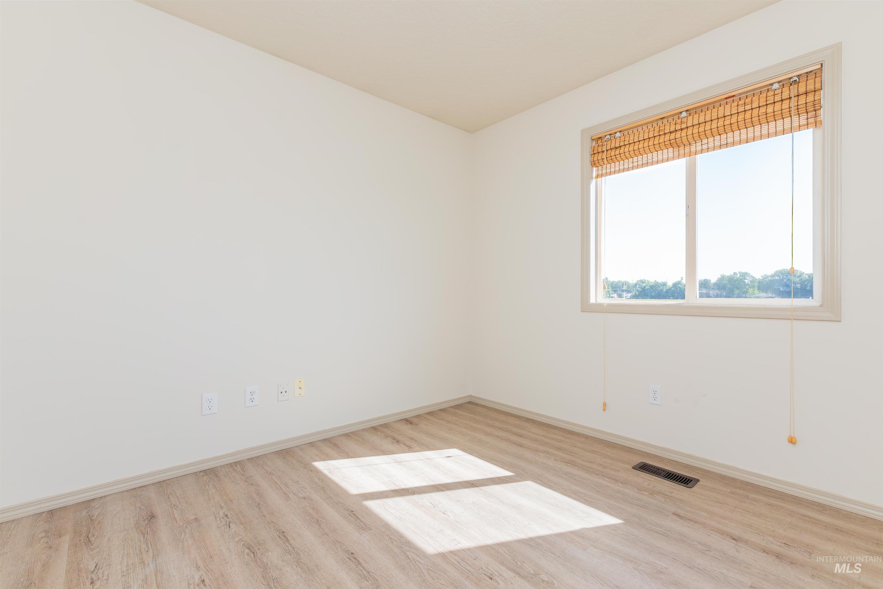 1630 S Woodland Dr, Nampa, Idaho 83686, 3 Bedrooms, 2 Bathrooms, Residential For Sale, Price $364,900,MLS 98958479