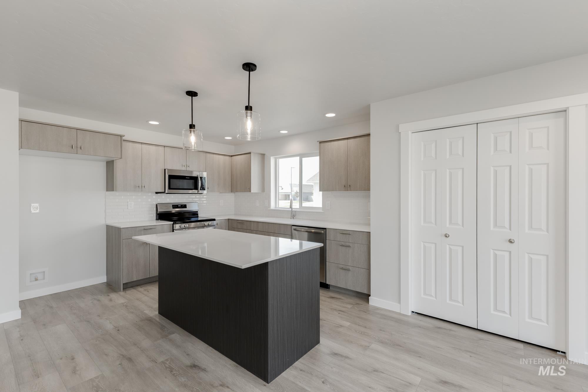 9176 W White Jasmine Ct, Nampa, Idaho 83687, 5 Bedrooms, 3 Bathrooms, Residential For Sale, Price $464,990,MLS 98958538