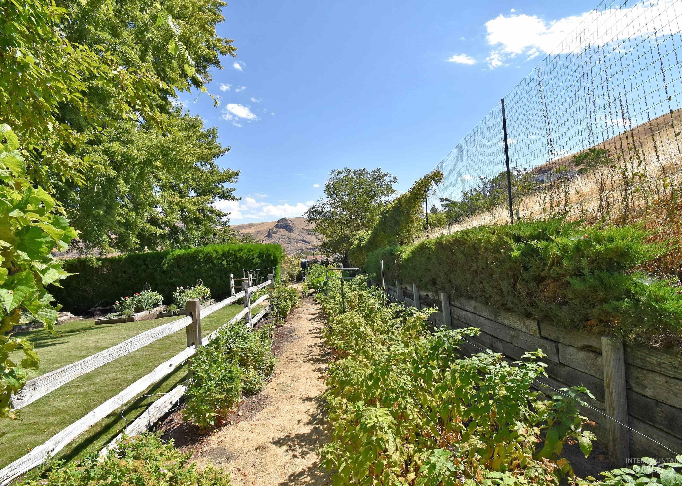 413 Garfield Street, Asotin, Washington 99402, 3 Bedrooms, 3 Bathrooms, Residential For Sale, Price $475,000,MLS 98958656