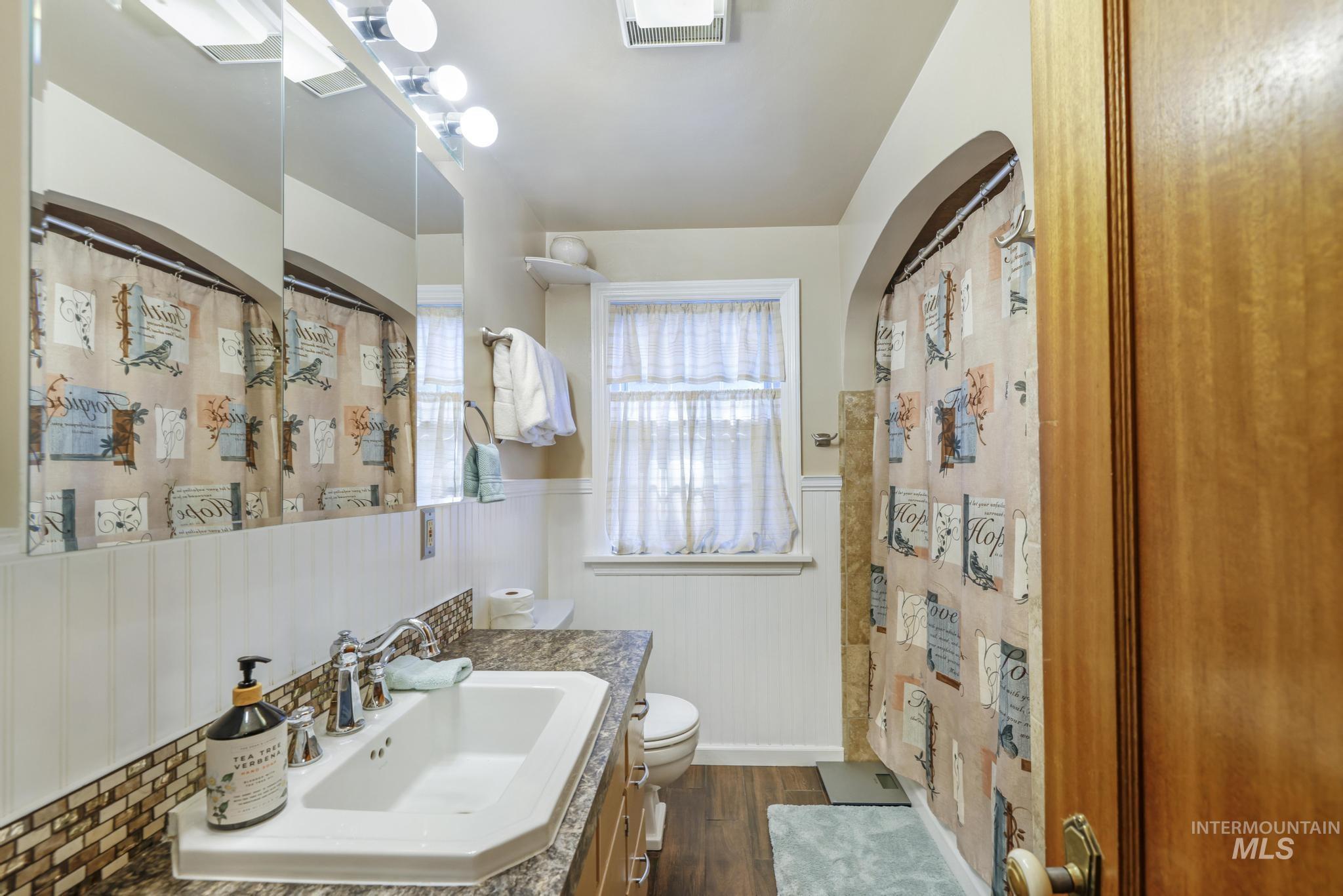 409 E Main St, Jerome, Idaho 83338-2437, 5 Bedrooms, 2 Bathrooms, Residential For Sale, Price $377,000,MLS 98958693