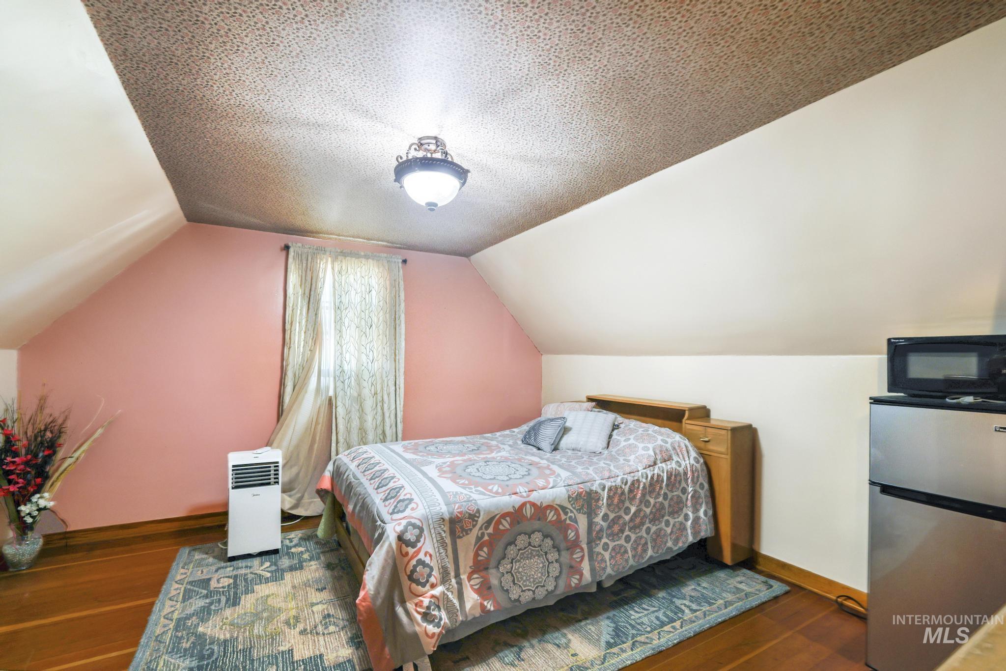 409 E Main St, Jerome, Idaho 83338-2437, 5 Bedrooms, 2 Bathrooms, Residential For Sale, Price $377,000,MLS 98958693