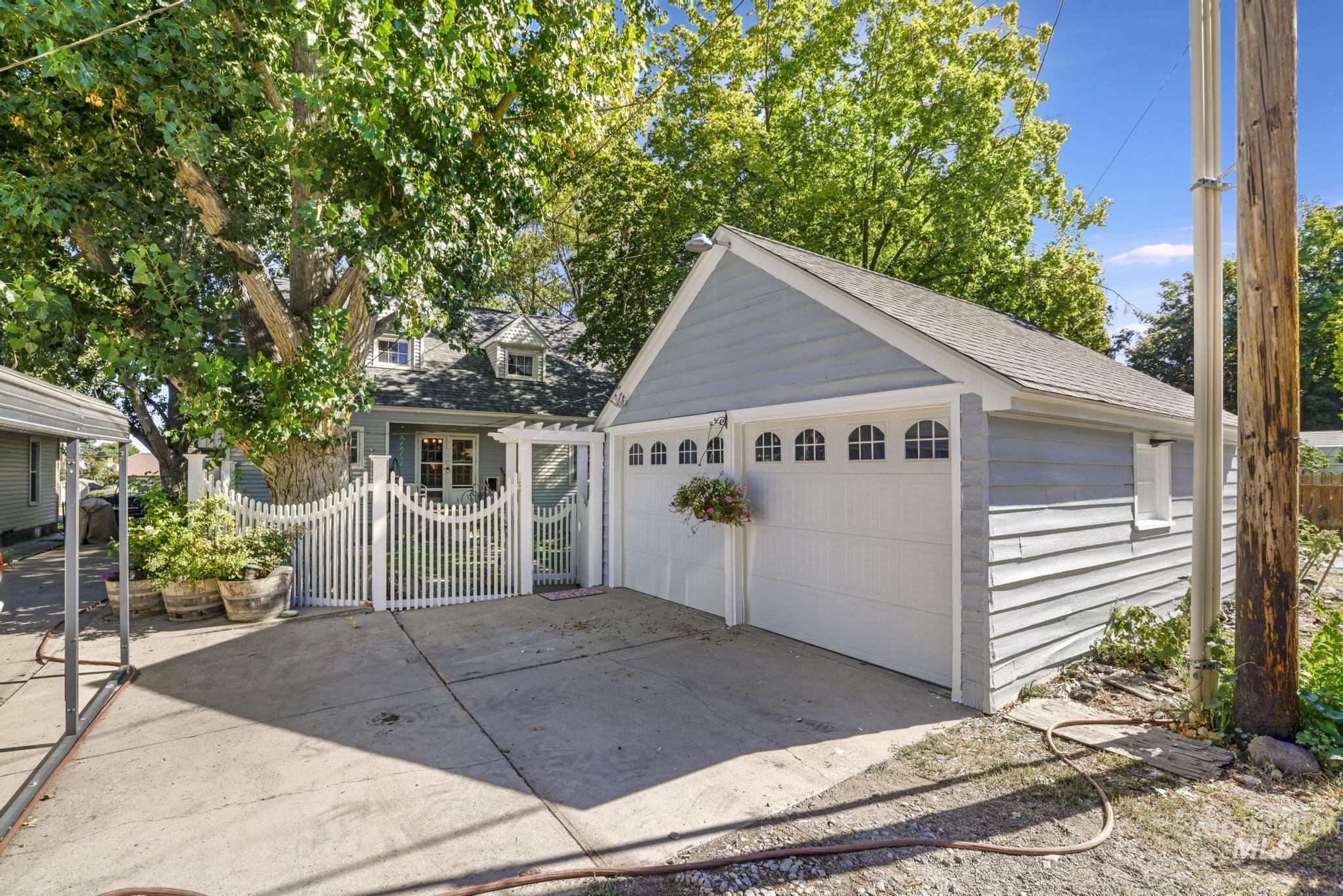 409 E Main St, Jerome, Idaho 83338-2437, 5 Bedrooms, 2 Bathrooms, Residential For Sale, Price $377,000,MLS 98958693