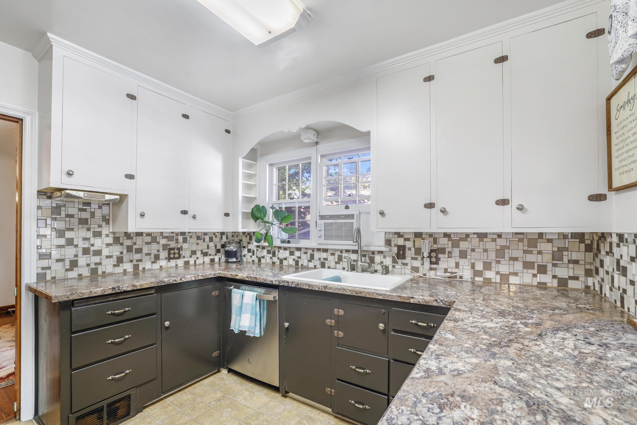 409 E Main St, Jerome, Idaho 83338-2437, 5 Bedrooms, 2 Bathrooms, Residential For Sale, Price $377,000,MLS 98958693