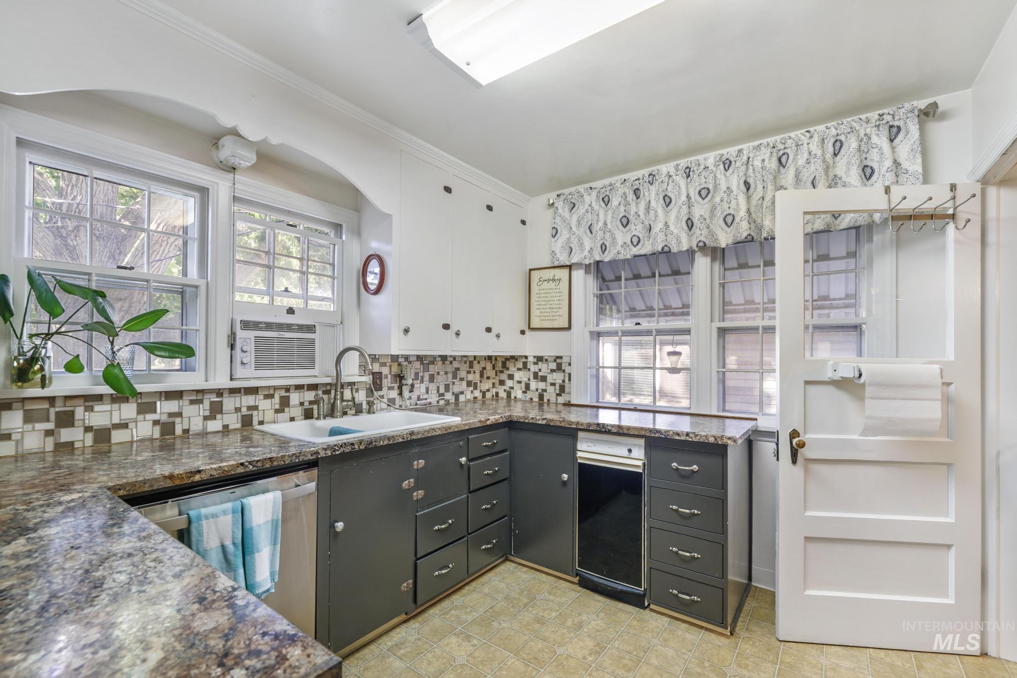 409 E Main St, Jerome, Idaho 83338-2437, 5 Bedrooms, 2 Bathrooms, Residential For Sale, Price $377,000,MLS 98958693