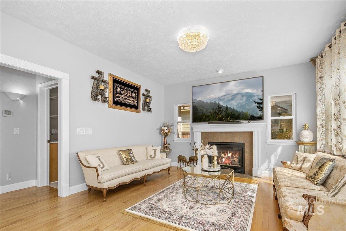 5674 N Heathrow Way, Boise, Idaho 83713, 3 Bedrooms, 2.5 Bathrooms, Residential For Sale, Price $587,900,MLS 98958732