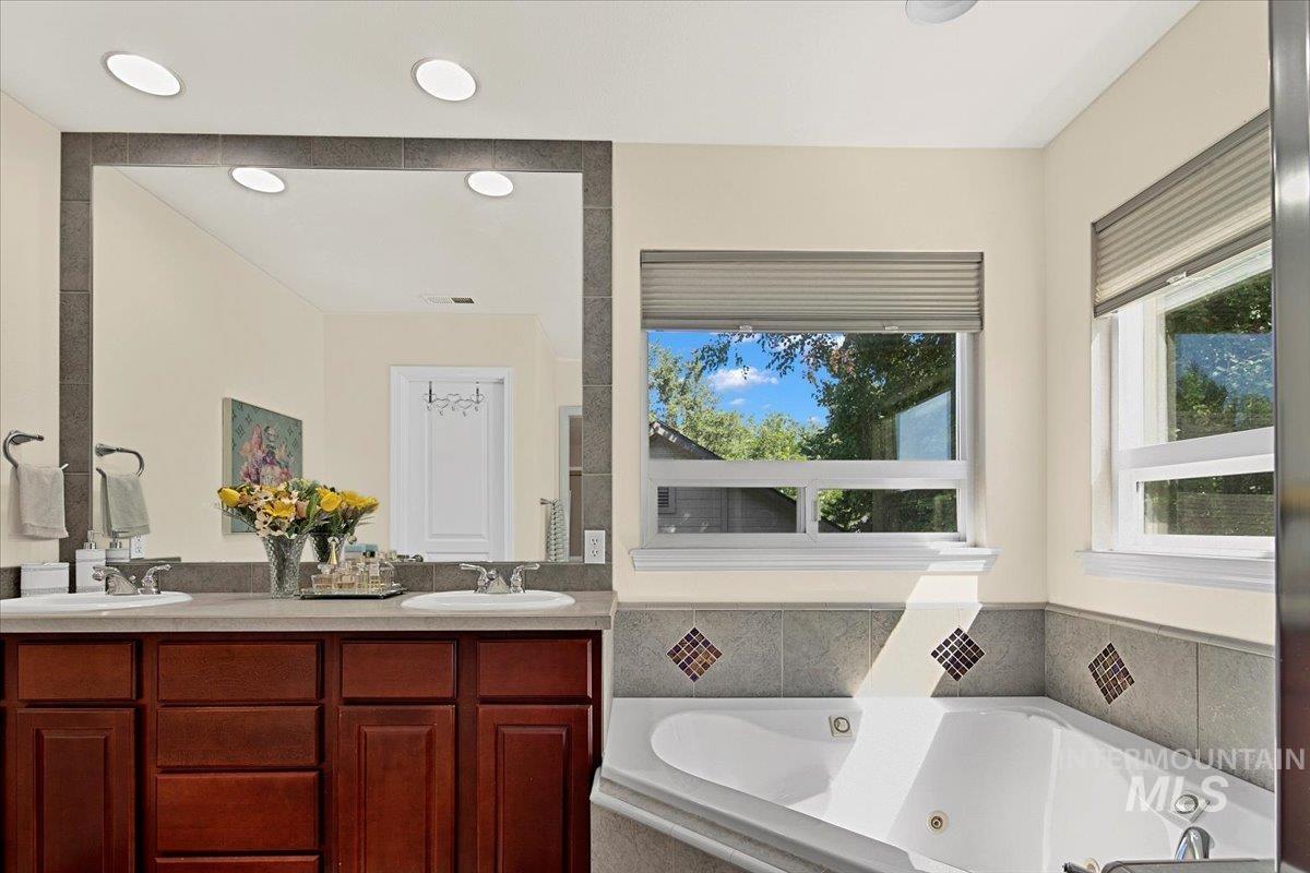 5674 N Heathrow Way, Boise, Idaho 83713, 3 Bedrooms, 2.5 Bathrooms, Residential For Sale, Price $587,900,MLS 98958732