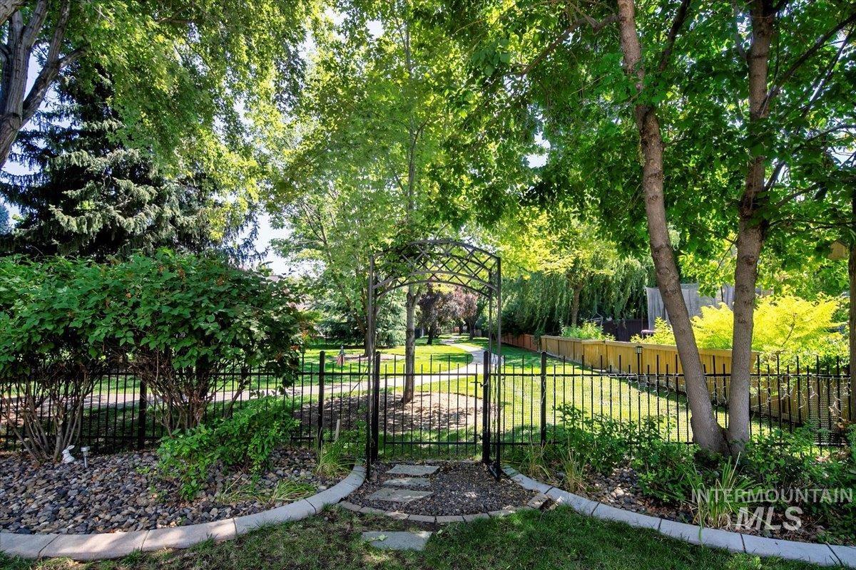 5674 N Heathrow Way, Boise, Idaho 83713, 3 Bedrooms, 2.5 Bathrooms, Residential For Sale, Price $587,900,MLS 98958732