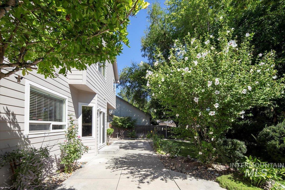 5674 N Heathrow Way, Boise, Idaho 83713, 3 Bedrooms, 2.5 Bathrooms, Residential For Sale, Price $587,900,MLS 98958732