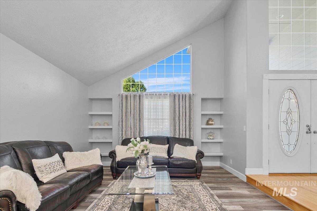 5674 N Heathrow Way, Boise, Idaho 83713, 3 Bedrooms, 2.5 Bathrooms, Residential For Sale, Price $587,900,MLS 98958732