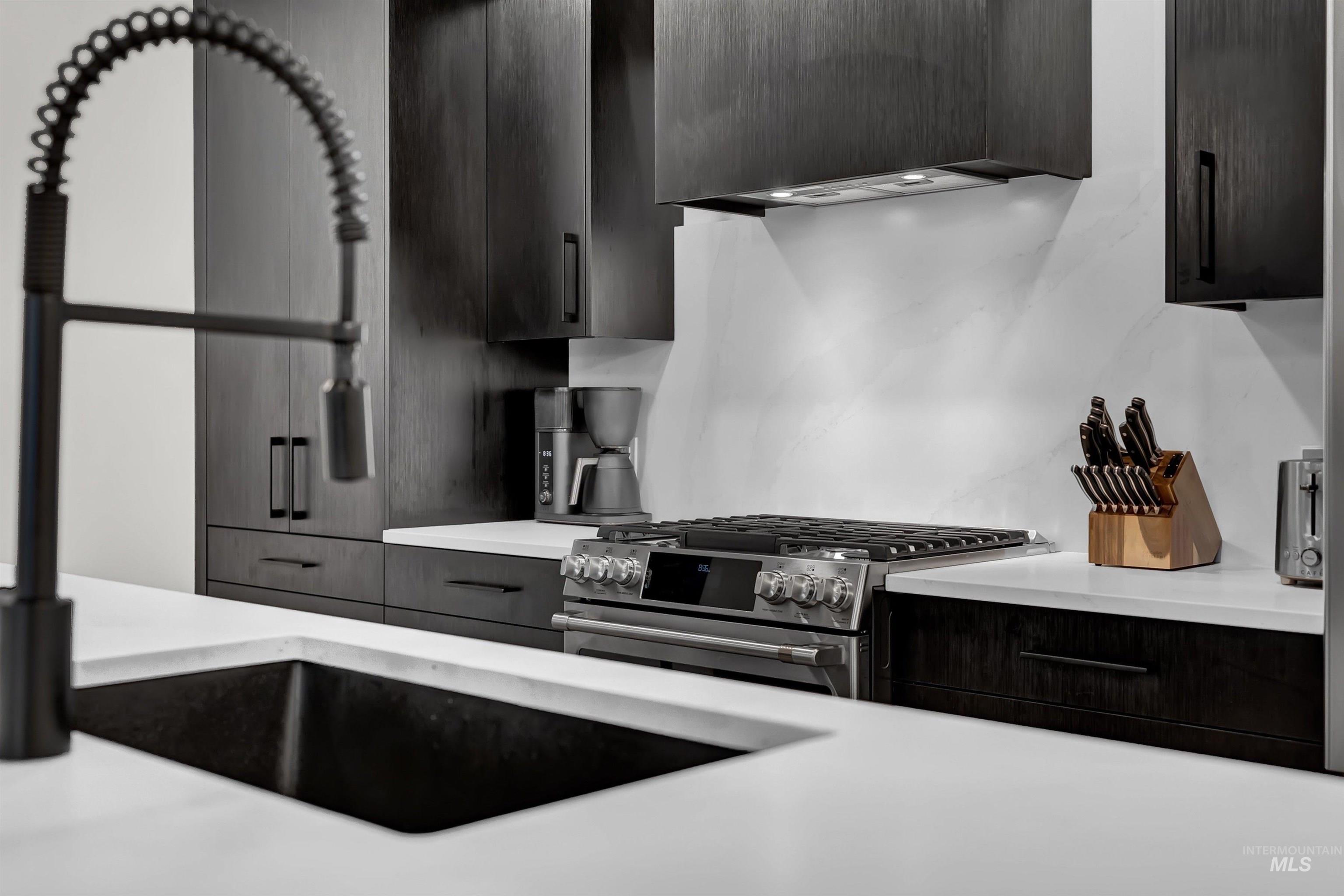 1620 W Bannock Street, Boise, Idaho 83702-5282, 2 Bedrooms, 2 Bathrooms, Residential For Sale, Price $614,900,MLS 98958831