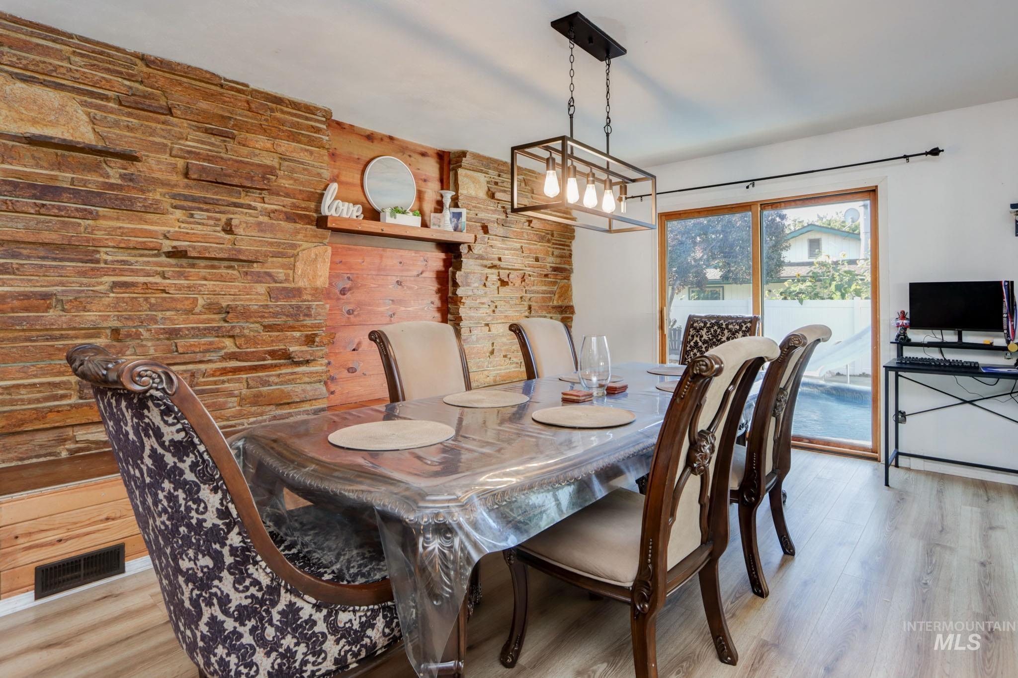 563 NW 18th St, Ontario, Oregon 97914, 3 Bedrooms, 2 Bathrooms, Residential For Sale, Price $345,000,MLS 98958956