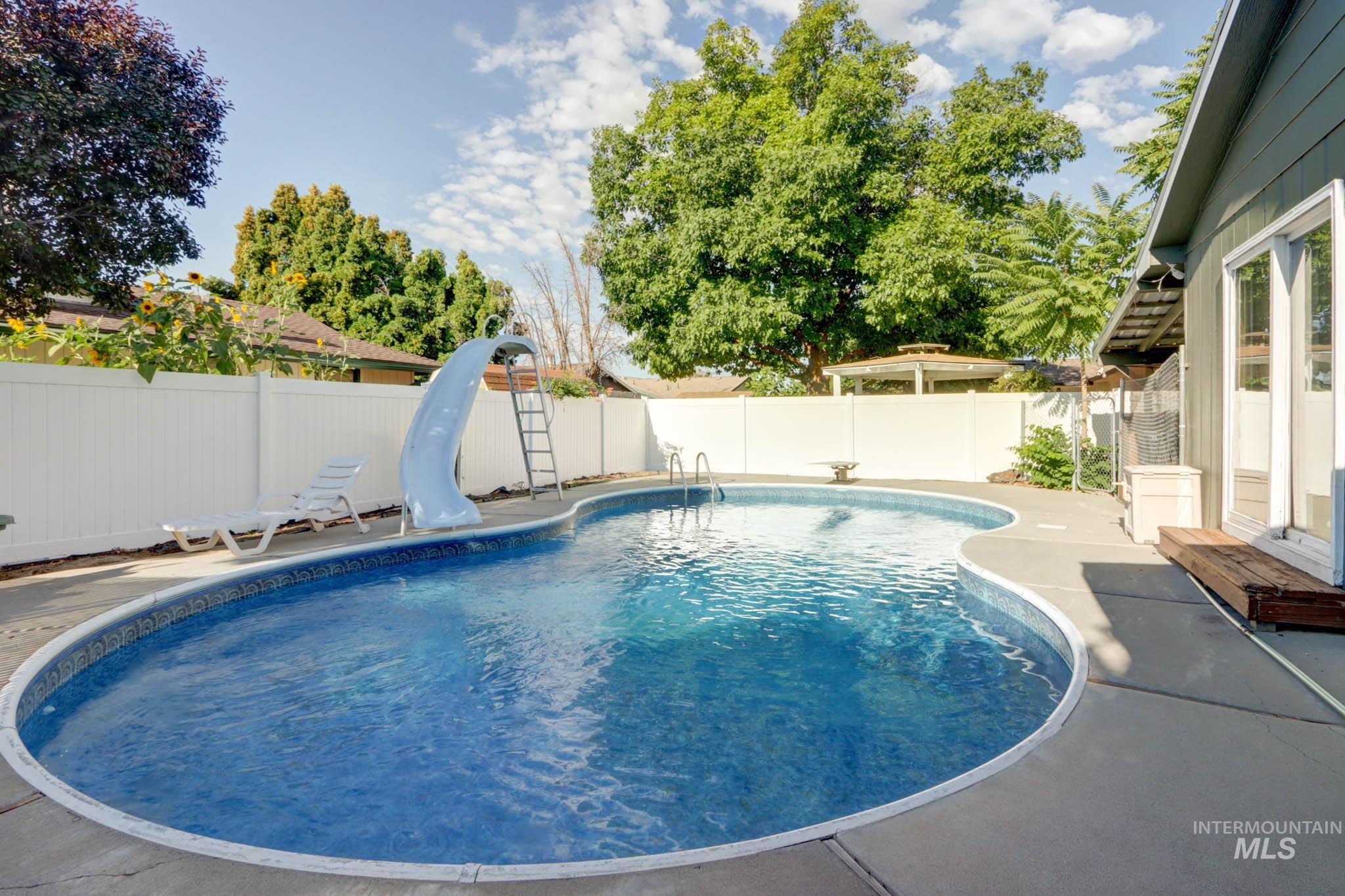 563 NW 18th St, Ontario, Oregon 97914, 3 Bedrooms, 2 Bathrooms, Residential For Sale, Price $345,000,MLS 98958956