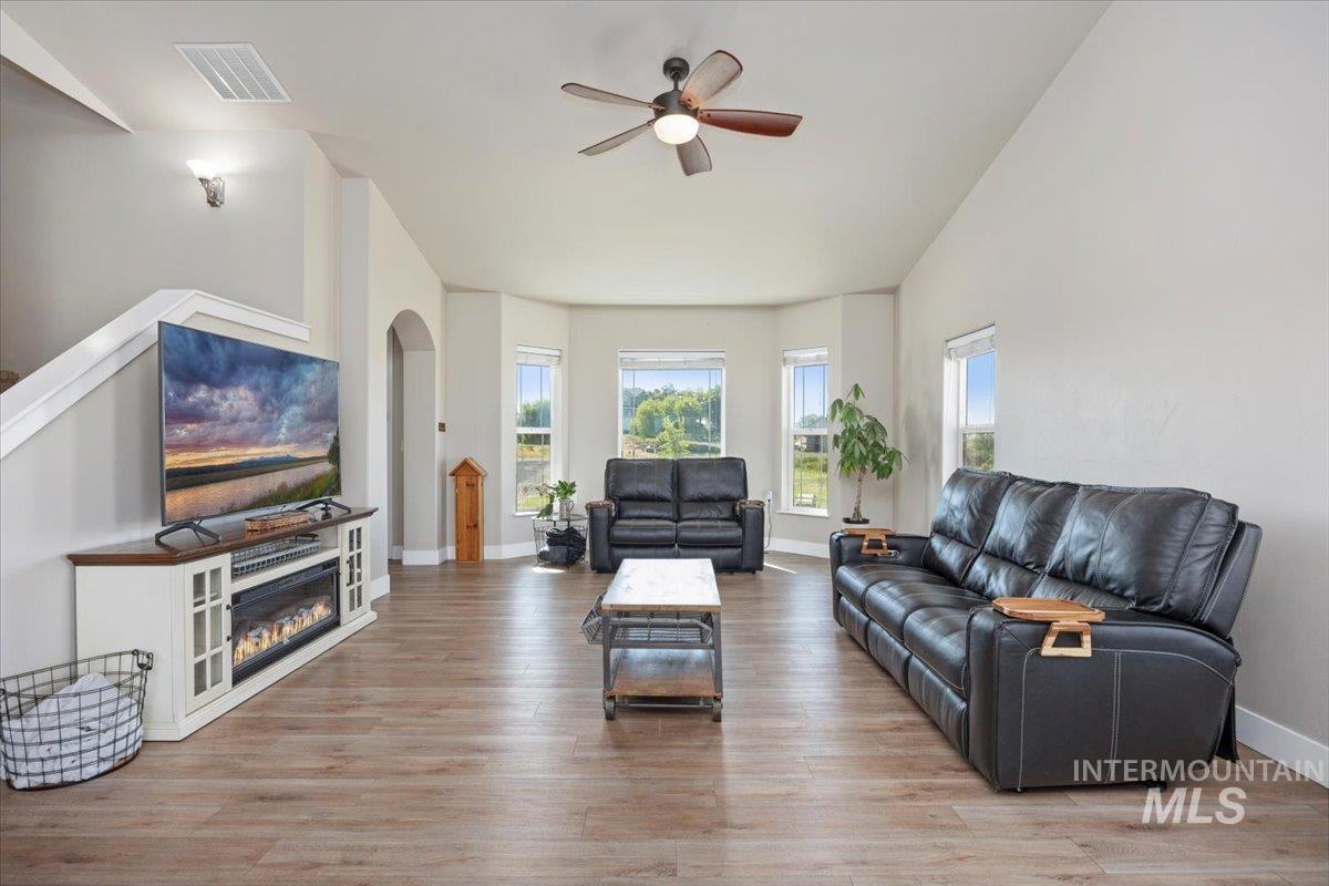 583 Pioneer Dr, Jerome, Idaho 83338, 3 Bedrooms, 3 Bathrooms, Residential For Sale, Price $585,900, 98959016