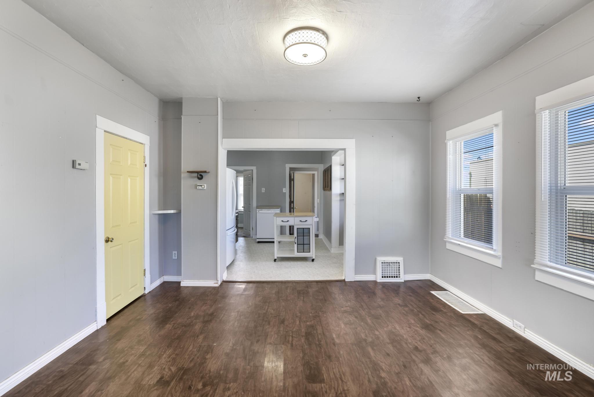 520 E 2nd Ave, Twin Falls, Idaho 83301, 3 Bedrooms, 2 Bathrooms, Residential For Sale, Price $264,000,MLS 98959032