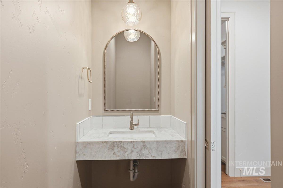 7186 E Chicken Hawk Loop, Nampa, Idaho 83686, 3 Bedrooms, 2.5 Bathrooms, Residential For Sale, Price $779,900,MLS 98959070