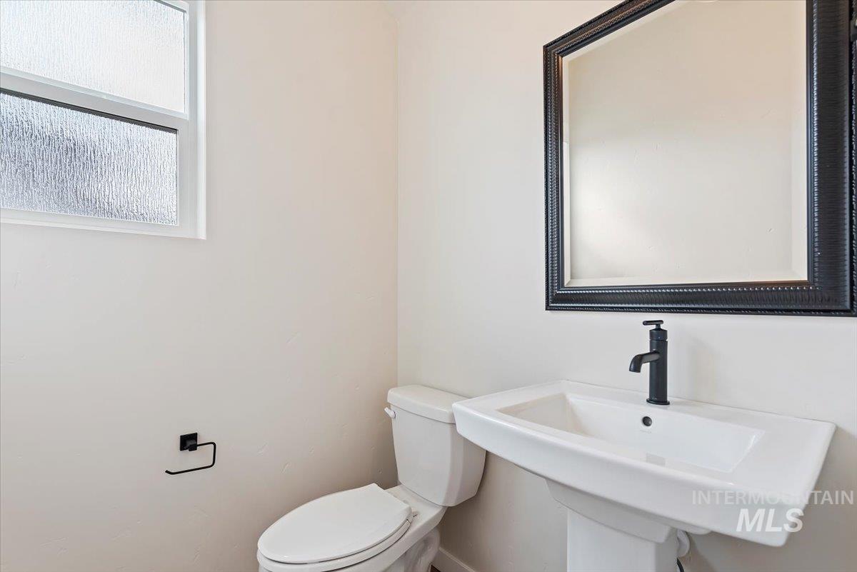 3866 W Spring House Ln, Eagle, Idaho 83616-1017, 4 Bedrooms, 2.5 Bathrooms, Residential For Sale, Price $549,900,MLS 98959125