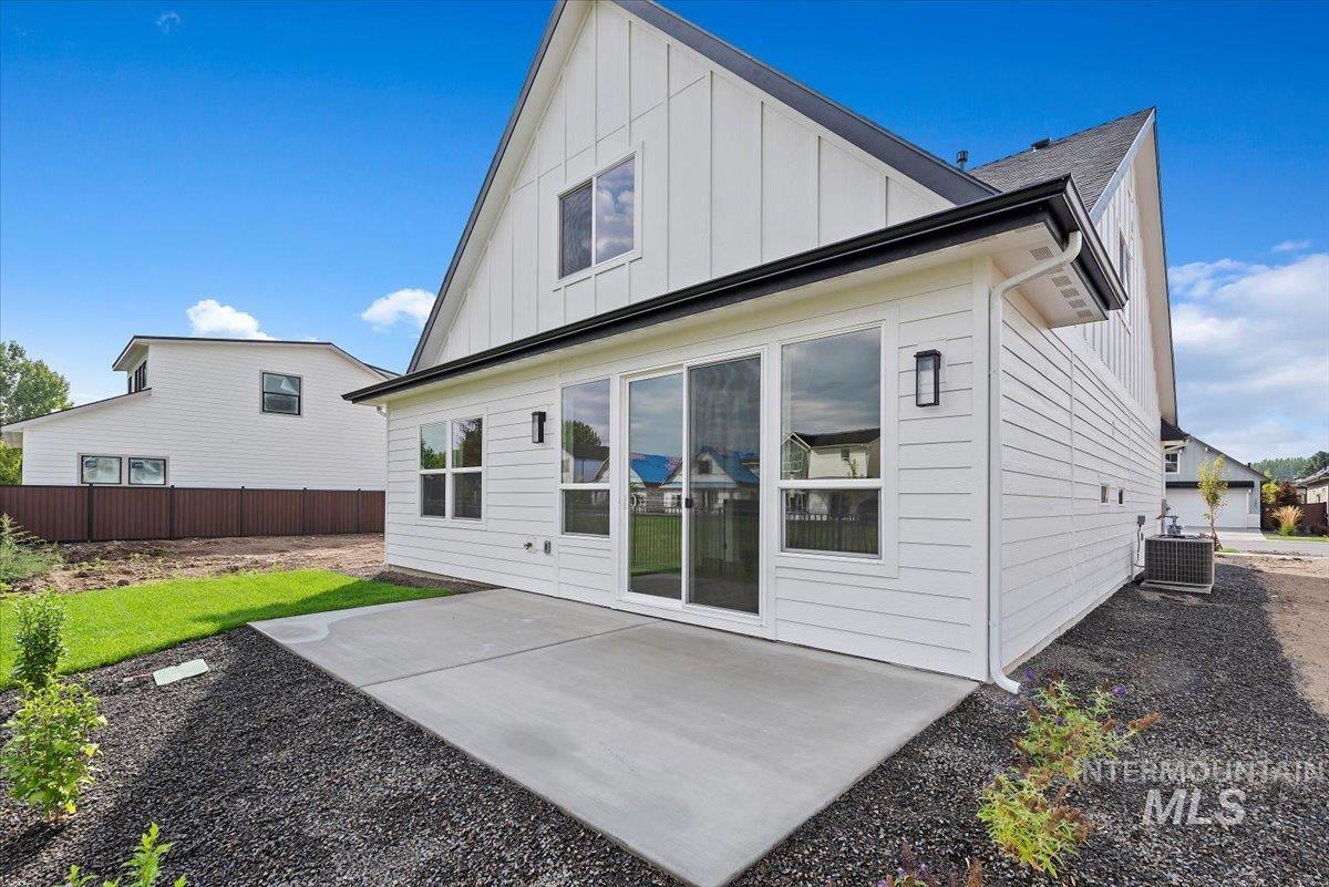 3866 W Spring House Ln, Eagle, Idaho 83616-1017, 4 Bedrooms, 2.5 Bathrooms, Residential For Sale, Price $549,900,MLS 98959125