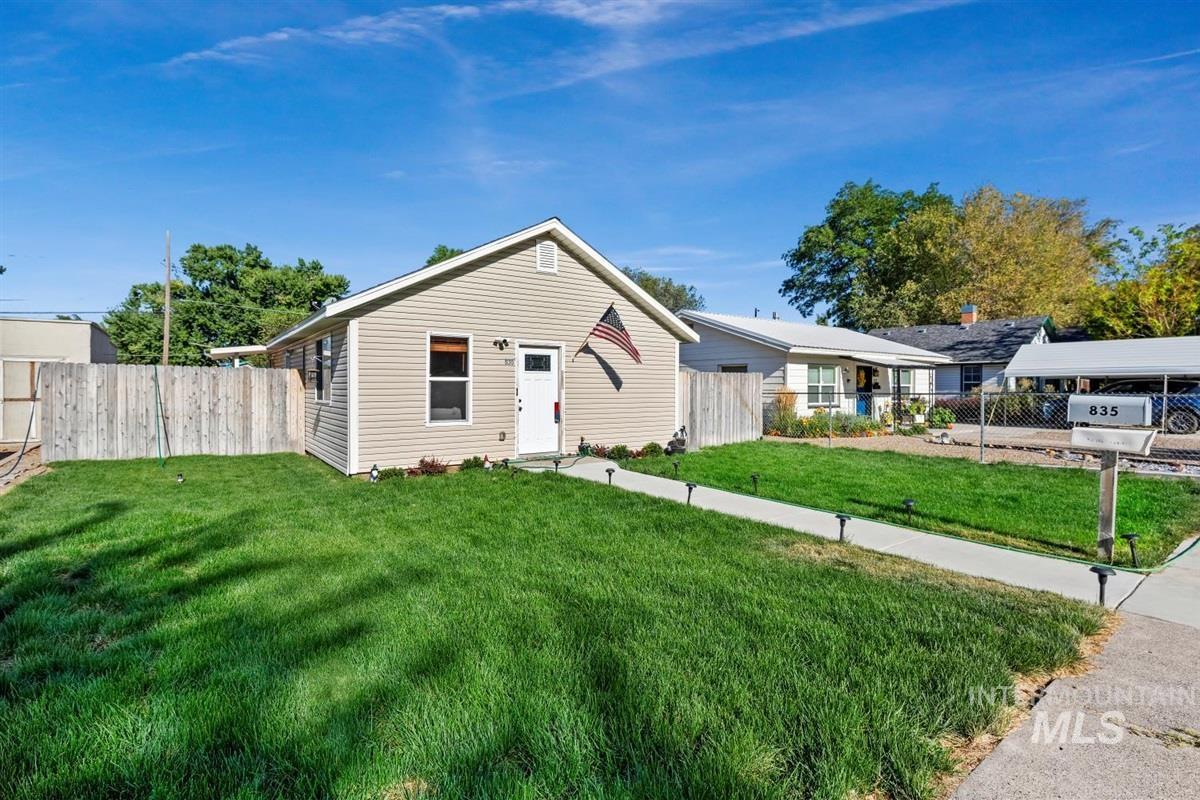 835 N 8th E, Mountain Home, Idaho 83647, 2 Bedrooms, 2 Bathrooms, Residential For Sale, Price $270,000,MLS 98959176