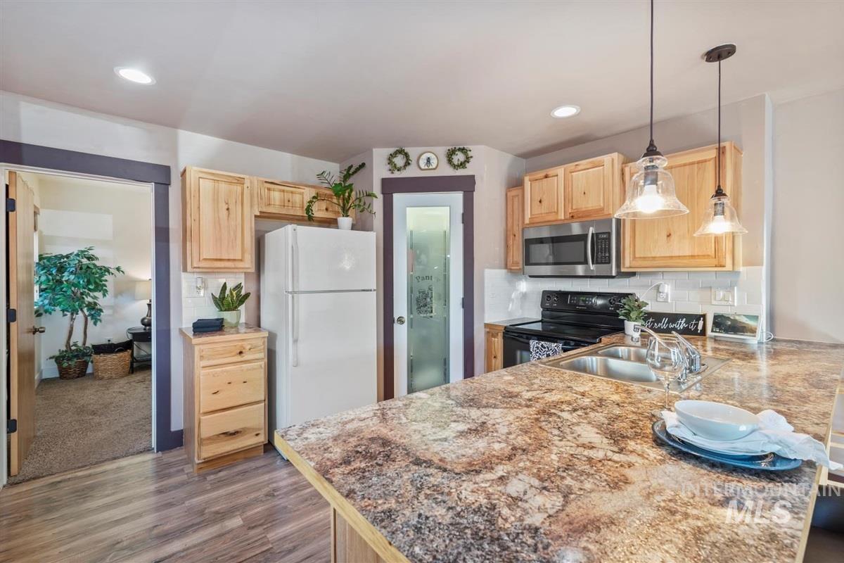 835 N 8th E, Mountain Home, Idaho 83647, 2 Bedrooms, 2 Bathrooms, Residential For Sale, Price $270,000,MLS 98959176