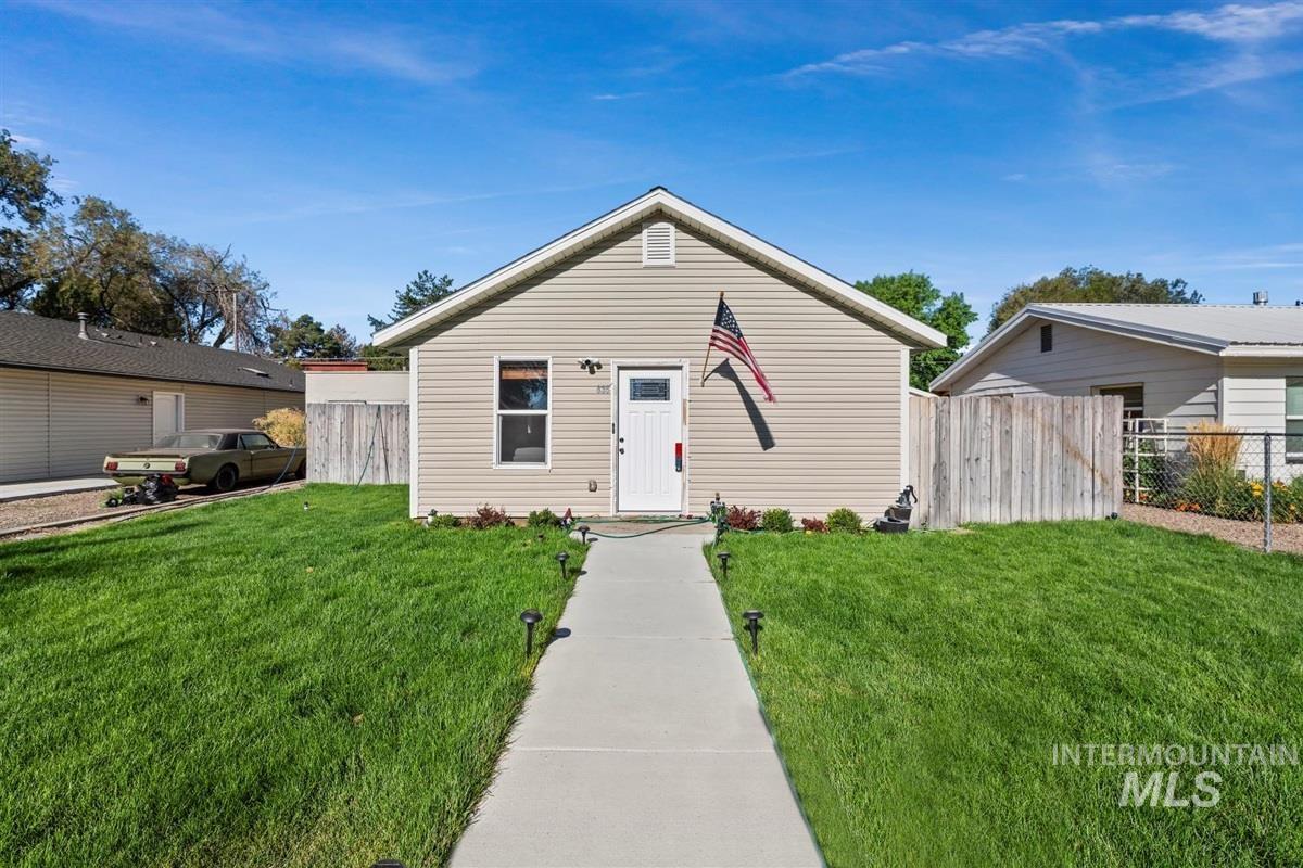 835 N 8th E, Mountain Home, Idaho 83647, 2 Bedrooms, 2 Bathrooms, Residential For Sale, Price $270,000,MLS 98959176