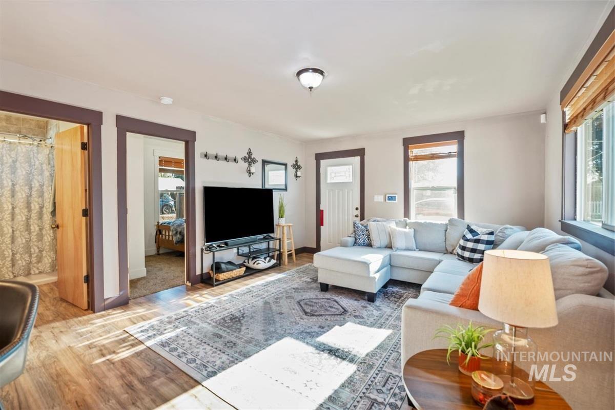 835 N 8th E, Mountain Home, Idaho 83647, 2 Bedrooms, 2 Bathrooms, Residential For Sale, Price $270,000,MLS 98959176