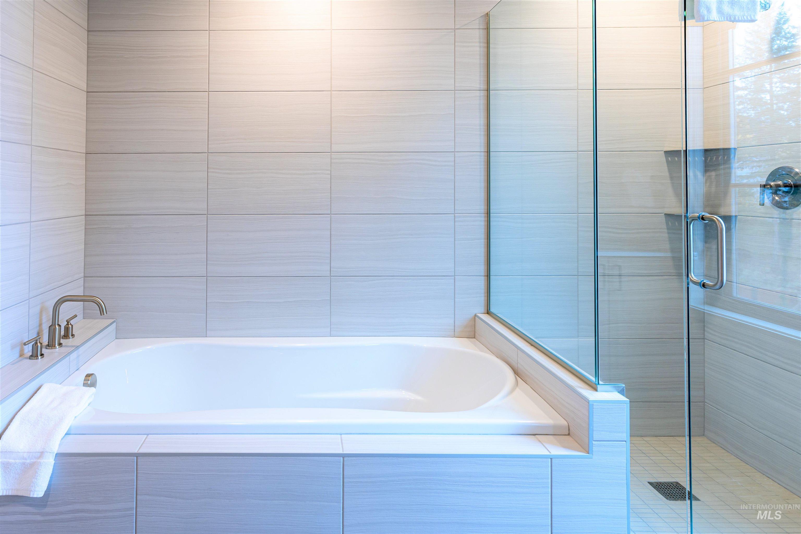 760 Village Dr, Donnelly, Idaho 83615, 1 Bedroom, 1.5 Bathrooms, Residential For Sale, Price $689,000,MLS 98959275