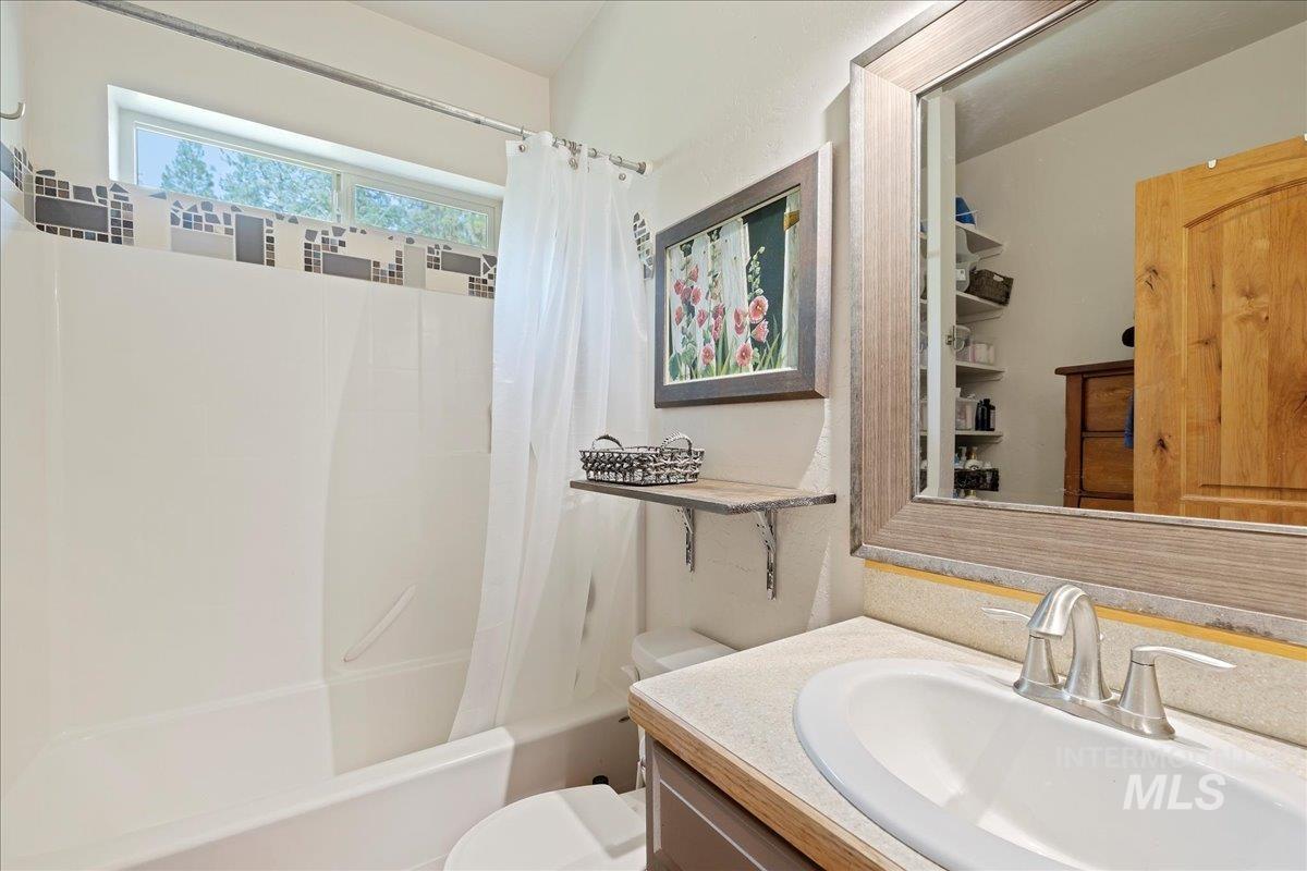 70 Castle Mountain Dr, Garden Valley, Idaho 83622, 2 Bedrooms, 2 Bathrooms, Residential For Sale, Price $575,000,MLS 98959389