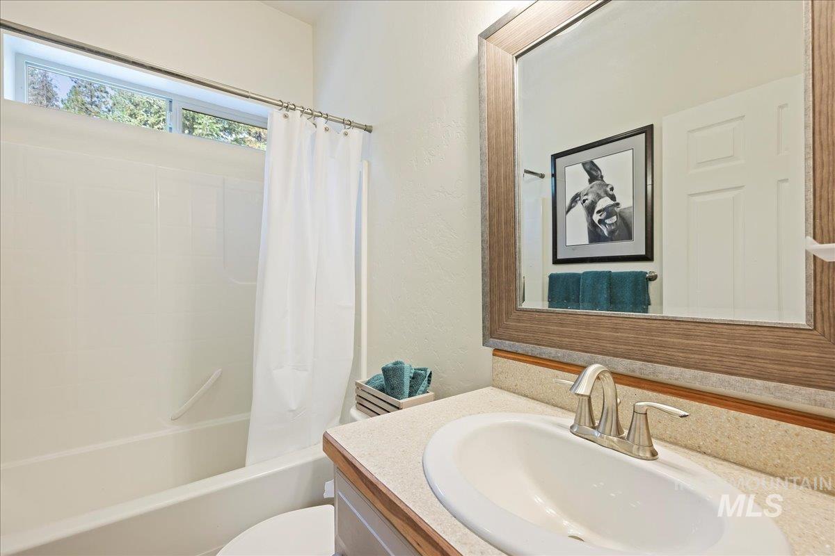 70 Castle Mountain Dr, Garden Valley, Idaho 83622, 2 Bedrooms, 2 Bathrooms, Residential For Sale, Price $575,000,MLS 98959389