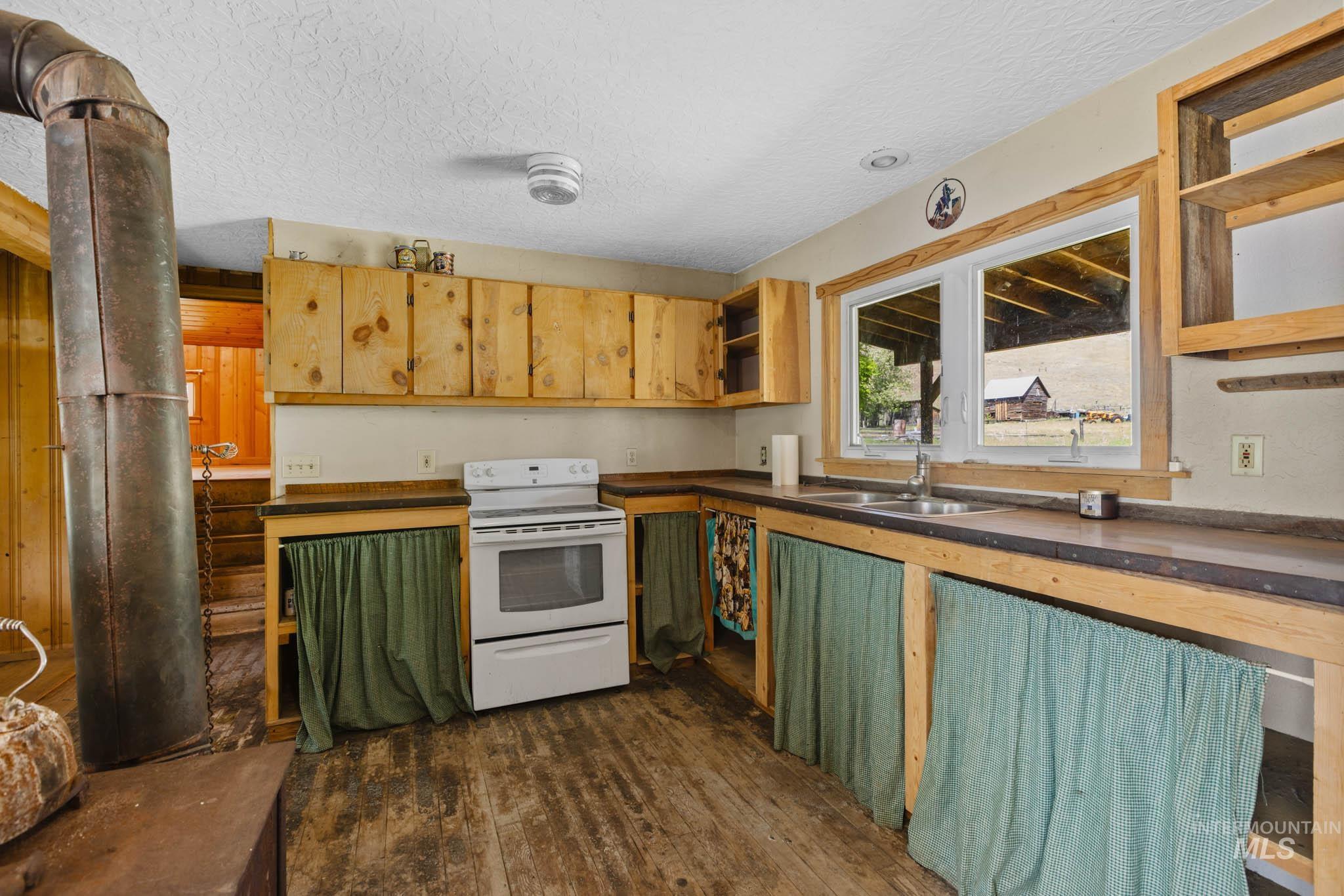5208 Highway 52, Horseshoe Bend, Idaho 83629, 2 Bedrooms, 1 Bathroom, Residential For Sale, Price $799,900, 98959402