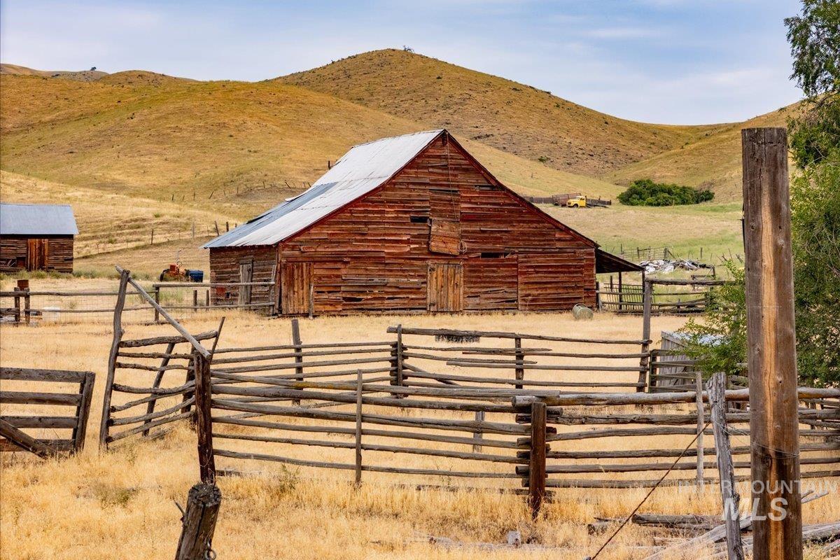 5208 Highway 52, Horseshoe Bend, Idaho 83629, 2 Bedrooms, 1 Bathroom, Residential For Sale, Price $799,900, 98959402