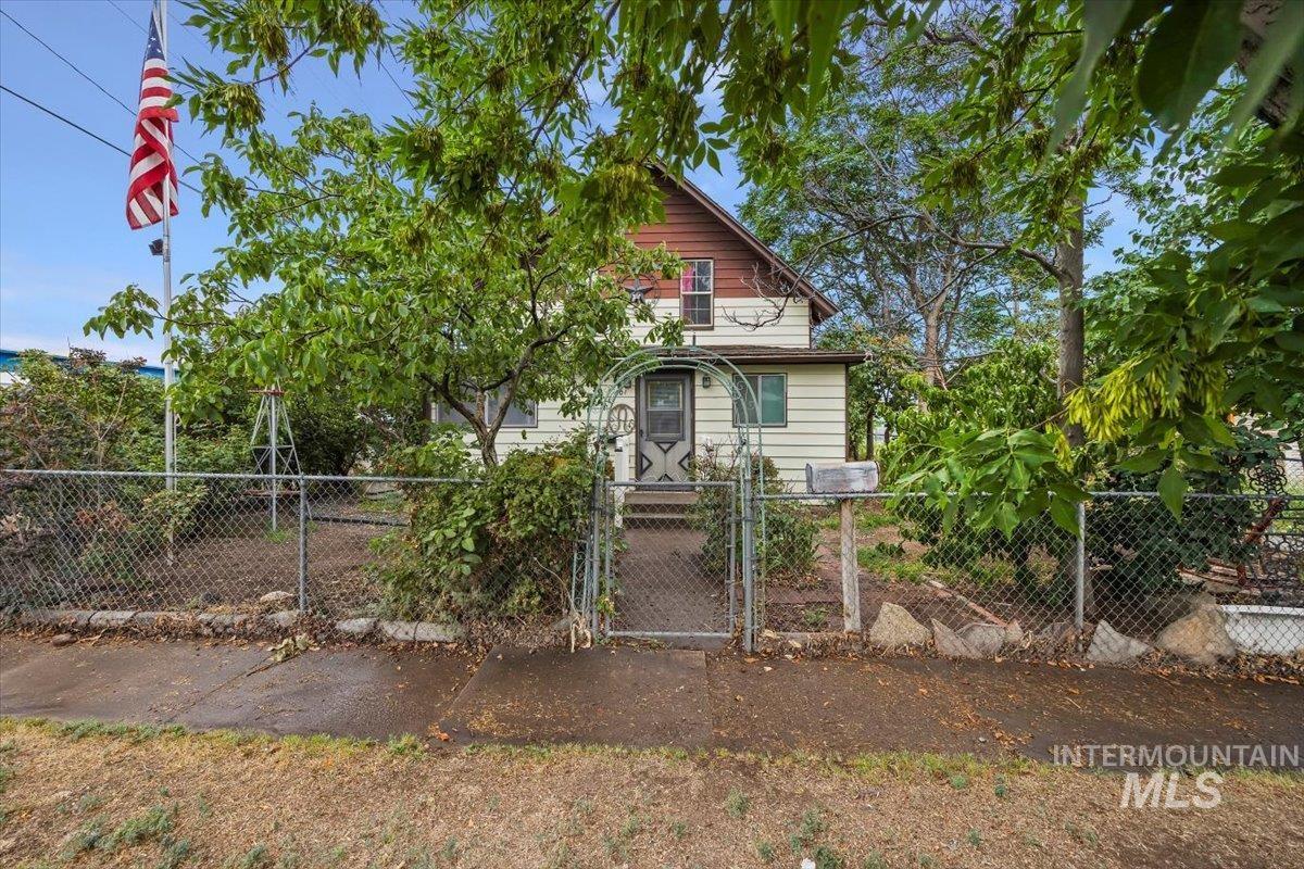 501 4th Avenue W, Twin Falls, Idaho 83301, 4 Bedrooms, 2.5 Bathrooms, Residential For Sale, Price $257,500,MLS 98959705