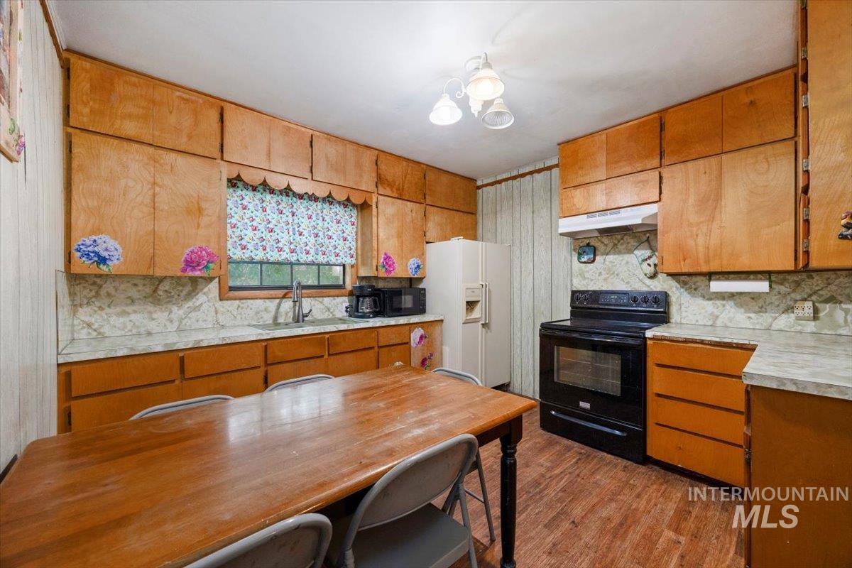 501 4th Avenue W, Twin Falls, Idaho 83301, 4 Bedrooms, 2.5 Bathrooms, Residential For Sale, Price $257,500,MLS 98959705