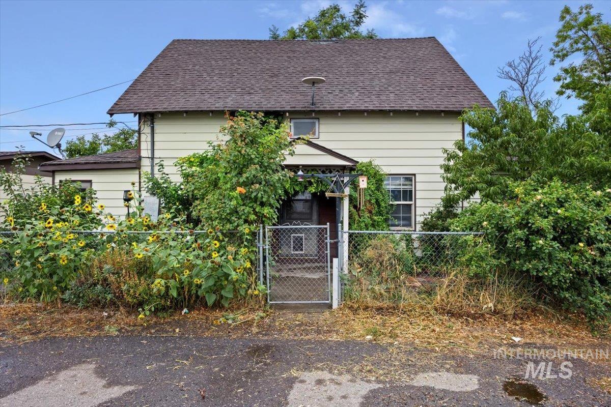 501 4th Avenue W, Twin Falls, Idaho 83301, 4 Bedrooms, 2.5 Bathrooms, Residential For Sale, Price $257,500,MLS 98959705