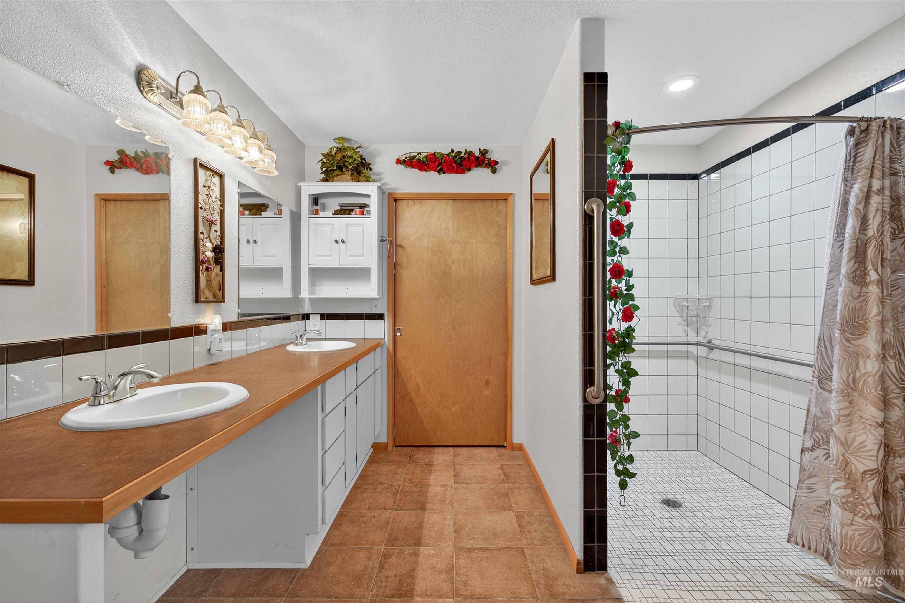 8385 Asotin Creek Road, Asotin, Washington 99402, 2 Bedrooms, 2 Bathrooms, Residential For Sale, Price $635,000, 98959734