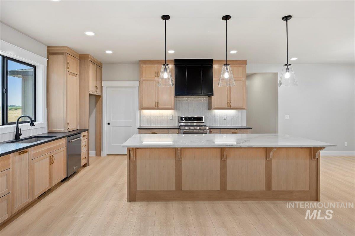 87 E 557 S, Jerome, Idaho 83338, 4 Bedrooms, 3 Bathrooms, Residential For Sale, Price $719,900,MLS 98959756