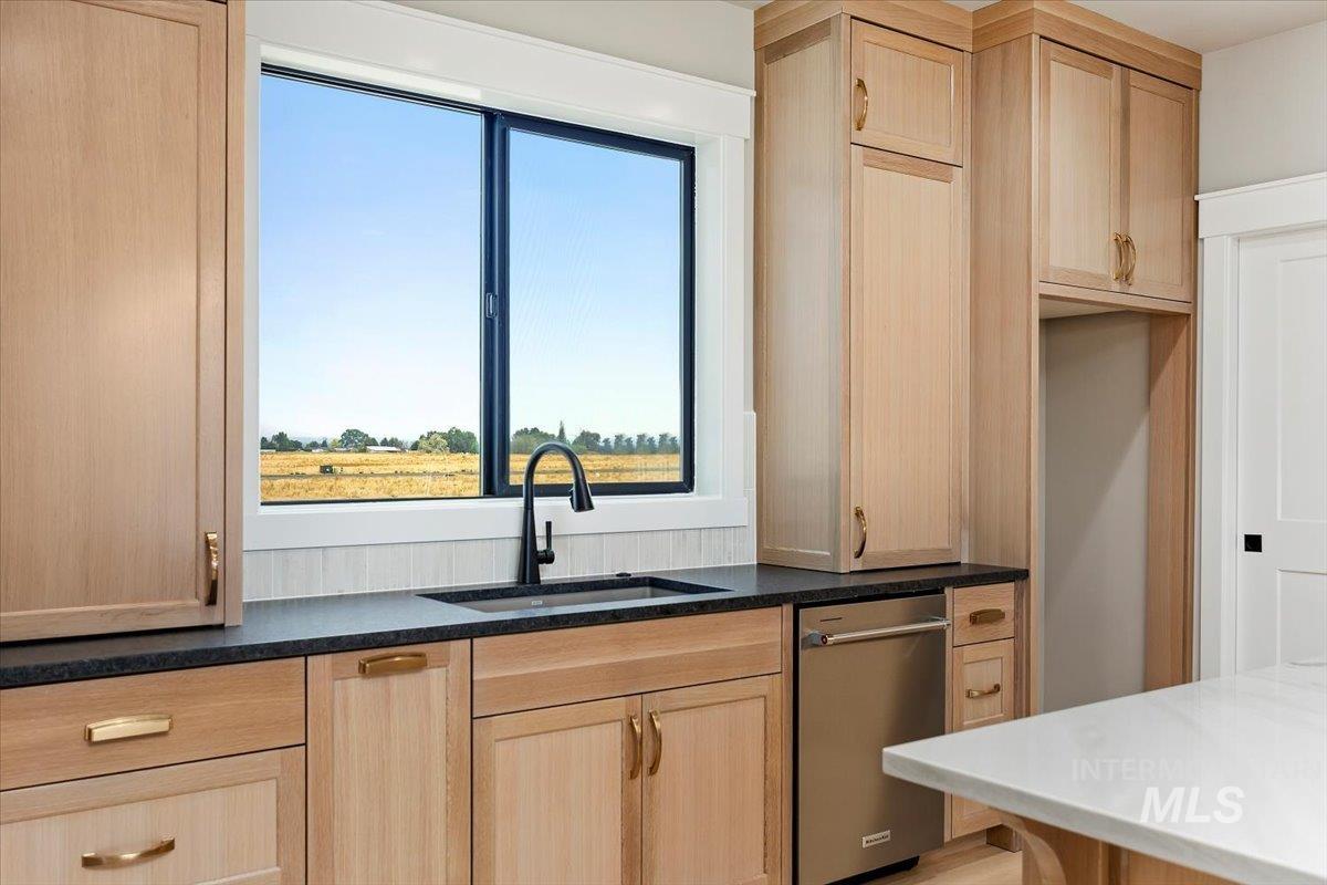 87 E 557 S, Jerome, Idaho 83338, 4 Bedrooms, 3 Bathrooms, Residential For Sale, Price $719,900,MLS 98959756