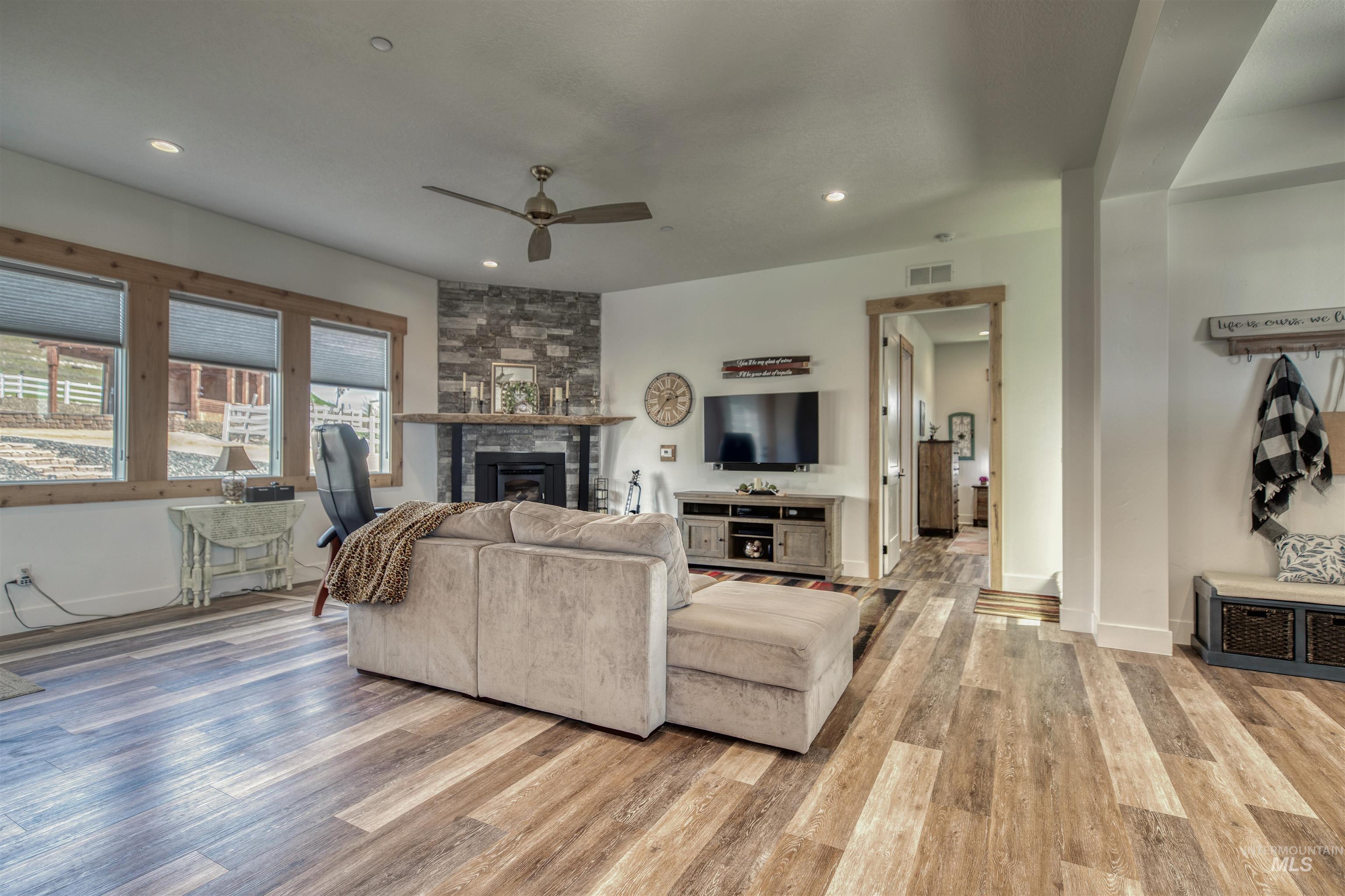 8627 Latimore Ln., Middleton, Idaho 83644, 4 Bedrooms, 3.5 Bathrooms, Residential For Sale, Price $1,025,000,MLS 98959808