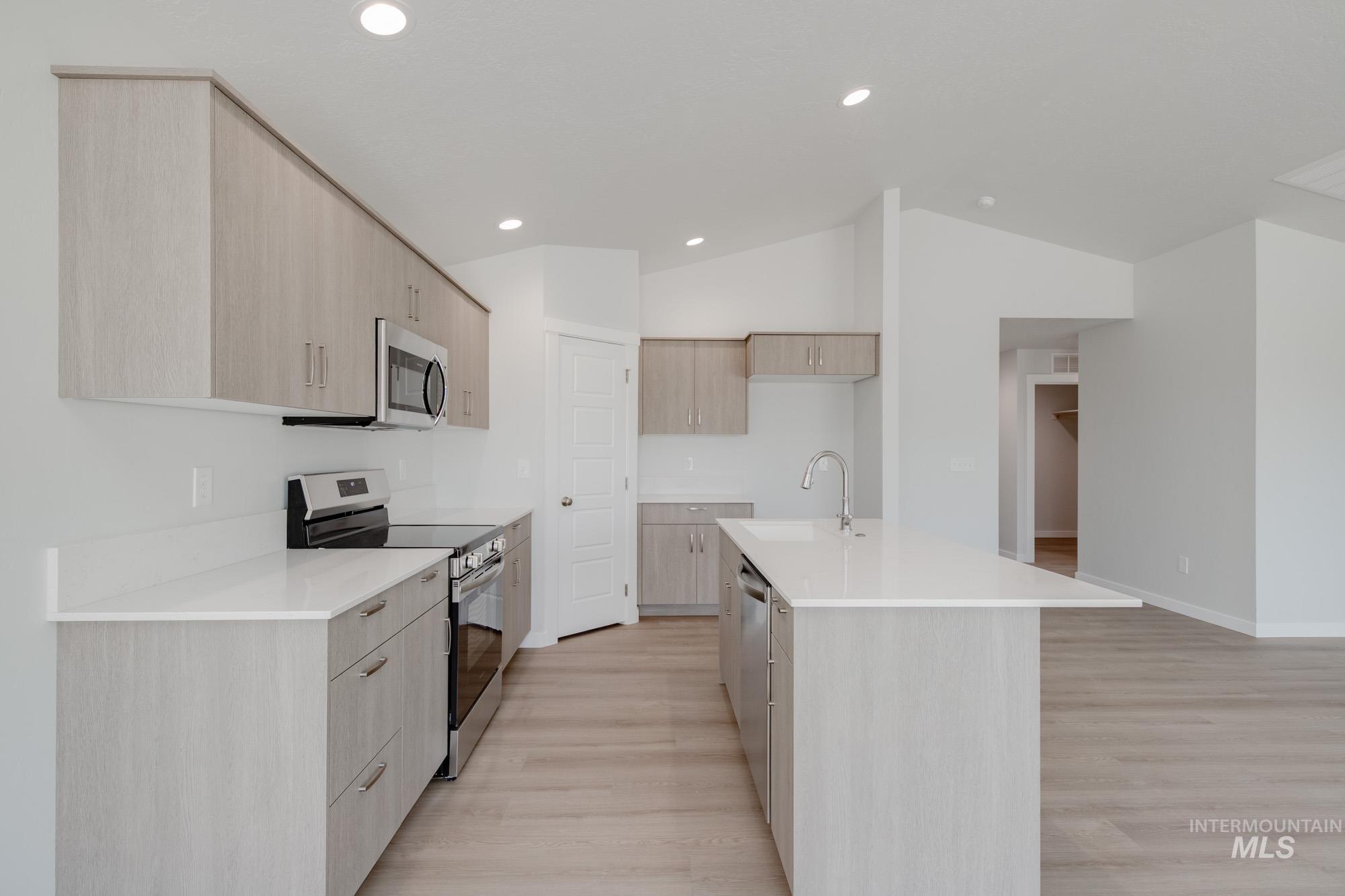 5526 S Donaway Ave, Meridian, Idaho 83642, 3 Bedrooms, 2 Bathrooms, Residential For Sale, Price $422,990,MLS 98959908